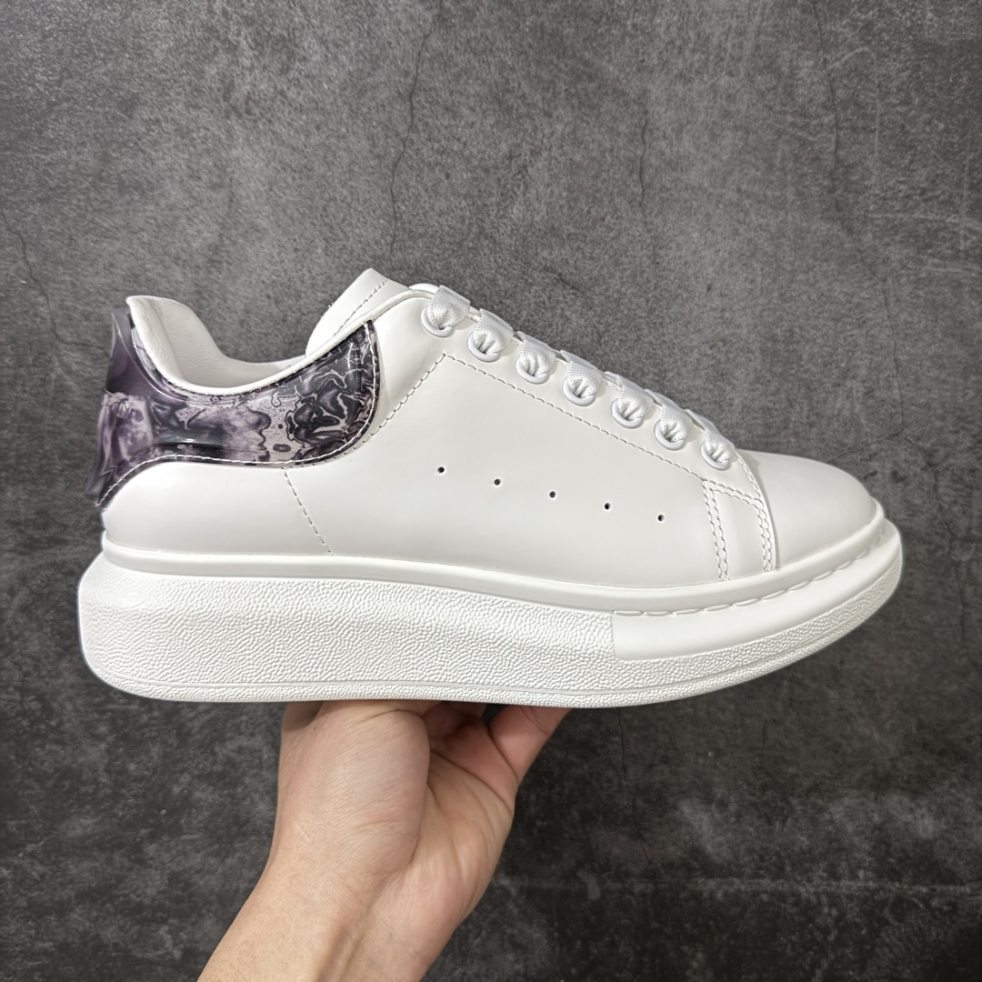 【HT纯原礼盒版】Alexander McQueen/亚历山大麦昆松糕鞋厚底增高小白鞋 滴胶黑玫瑰尾 全市场配色最齐(100+配色) 性价比最高 同价位品质无敌 进口丝绸亚光原版正品 水染羊皮内里 羊皮垫脚 回弹度到位 耐磨又舒适 鞋底厚4.5cm 全套原版包装 配件齐全 官方一致 凹凸定制正品原盒包装 右脚鞋舌嵌入防伪芯片装置 外盒鞋标官方二维码扫码+防伪芯片 尺码：40-45-选品中心