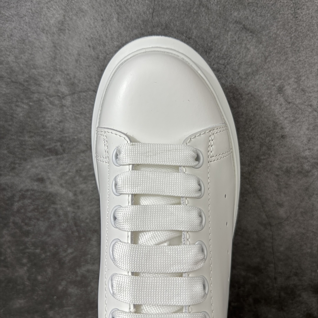 图片[5]-【HT纯原礼盒版】Alexander McQueen/亚历山大麦昆松糕鞋厚底增高小白鞋 拉丝银尾 全市场配色最齐(100+配色) 性价比最高 同价位品质无敌 进口丝绸亚光原版正品 水染羊皮内里 羊皮垫脚 回弹度到位 耐磨又舒适 鞋底厚4.5cm 全套原版包装 配件齐全 官方一致 凹凸定制正品原盒包装 右脚鞋舌嵌入防伪芯片装置 外盒鞋标官方二维码扫码+防伪芯片 尺码：35-40-选品中心