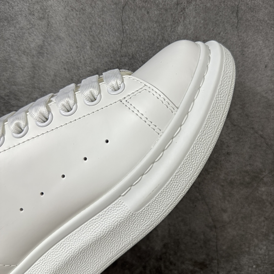 图片[6]-【HT纯原礼盒版】Alexander McQueen/亚历山大麦昆松糕鞋厚底增高小白鞋 拉丝银尾 全市场配色最齐(100+配色) 性价比最高 同价位品质无敌 进口丝绸亚光原版正品 水染羊皮内里 羊皮垫脚 回弹度到位 耐磨又舒适 鞋底厚4.5cm 全套原版包装 配件齐全 官方一致 凹凸定制正品原盒包装 右脚鞋舌嵌入防伪芯片装置 外盒鞋标官方二维码扫码+防伪芯片 尺码：35-40-选品中心