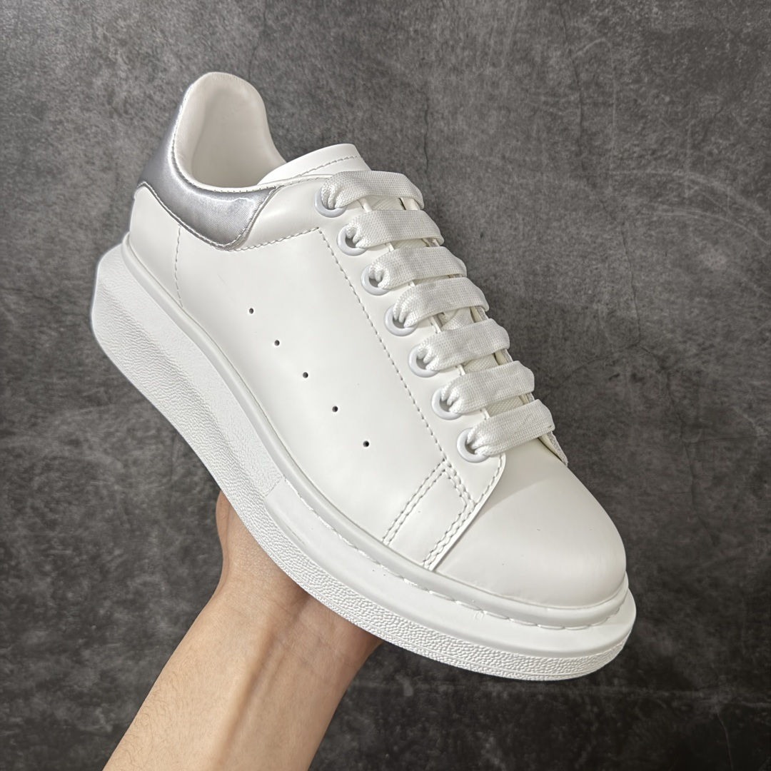 图片[3]-【HT纯原礼盒版】Alexander McQueen/亚历山大麦昆松糕鞋厚底增高小白鞋 拉丝银尾 全市场配色最齐(100+配色) 性价比最高 同价位品质无敌 进口丝绸亚光原版正品 水染羊皮内里 羊皮垫脚 回弹度到位 耐磨又舒适 鞋底厚4.5cm 全套原版包装 配件齐全 官方一致 凹凸定制正品原盒包装 右脚鞋舌嵌入防伪芯片装置 外盒鞋标官方二维码扫码+防伪芯片 尺码：35-40-选品中心