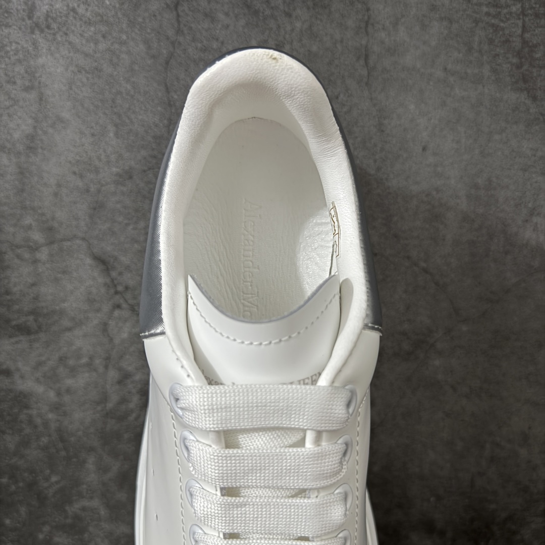 图片[8]-【HT纯原礼盒版】Alexander McQueen/亚历山大麦昆松糕鞋厚底增高小白鞋 拉丝银尾 全市场配色最齐(100+配色) 性价比最高 同价位品质无敌 进口丝绸亚光原版正品 水染羊皮内里 羊皮垫脚 回弹度到位 耐磨又舒适 鞋底厚4.5cm 全套原版包装 配件齐全 官方一致 凹凸定制正品原盒包装 右脚鞋舌嵌入防伪芯片装置 外盒鞋标官方二维码扫码+防伪芯片 尺码：35-40-选品中心