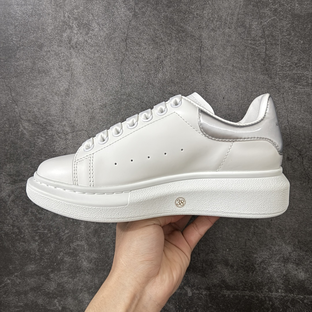 图片[2]-【HT纯原礼盒版】Alexander McQueen/亚历山大麦昆松糕鞋厚底增高小白鞋 拉丝银尾 全市场配色最齐(100+配色) 性价比最高 同价位品质无敌 进口丝绸亚光原版正品 水染羊皮内里 羊皮垫脚 回弹度到位 耐磨又舒适 鞋底厚4.5cm 全套原版包装 配件齐全 官方一致 凹凸定制正品原盒包装 右脚鞋舌嵌入防伪芯片装置 外盒鞋标官方二维码扫码+防伪芯片 尺码：35-40-选品中心