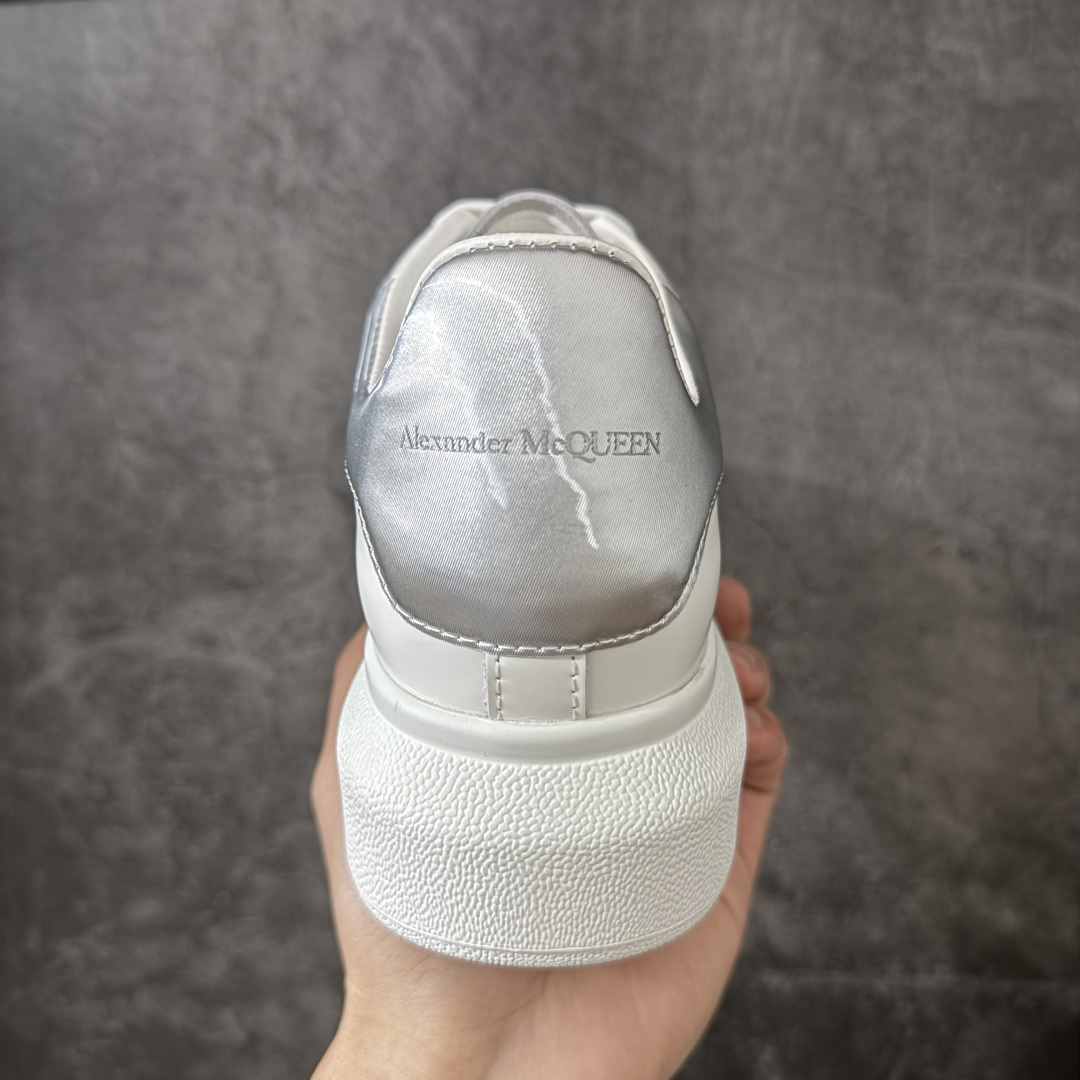 图片[4]-【HT纯原礼盒版】Alexander McQueen/亚历山大麦昆松糕鞋厚底增高小白鞋 拉丝银尾 全市场配色最齐(100+配色) 性价比最高 同价位品质无敌 进口丝绸亚光原版正品 水染羊皮内里 羊皮垫脚 回弹度到位 耐磨又舒适 鞋底厚4.5cm 全套原版包装 配件齐全 官方一致 凹凸定制正品原盒包装 右脚鞋舌嵌入防伪芯片装置 外盒鞋标官方二维码扫码+防伪芯片 尺码：35-40-选品中心