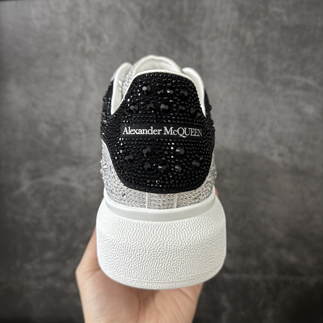 图片[4]-【HT纯原礼盒版】Alexander McQueen/亚历山大麦昆松糕鞋厚底增高小白鞋 白满闪钻 全市场配色最齐(100+配色) 性价比最高 同价位品质无敌 进口丝绸亚光原版正品 水染羊皮内里 羊皮垫脚 回弹度到位 耐磨又舒适 鞋底厚4.5cm 全套原版包装 配件齐全 官方一致 凹凸定制正品原盒包装 右脚鞋舌嵌入防伪芯片装置 外盒鞋标官方二维码扫码+防伪芯片 尺码：35-45-选品中心