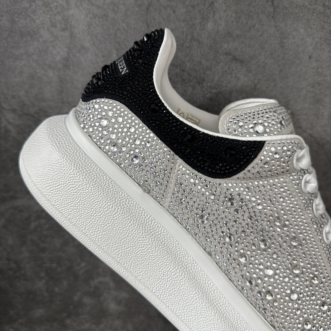 图片[7]-【HT纯原礼盒版】Alexander McQueen/亚历山大麦昆松糕鞋厚底增高小白鞋 白满闪钻 全市场配色最齐(100+配色) 性价比最高 同价位品质无敌 进口丝绸亚光原版正品 水染羊皮内里 羊皮垫脚 回弹度到位 耐磨又舒适 鞋底厚4.5cm 全套原版包装 配件齐全 官方一致 凹凸定制正品原盒包装 右脚鞋舌嵌入防伪芯片装置 外盒鞋标官方二维码扫码+防伪芯片 尺码：35-45-选品中心