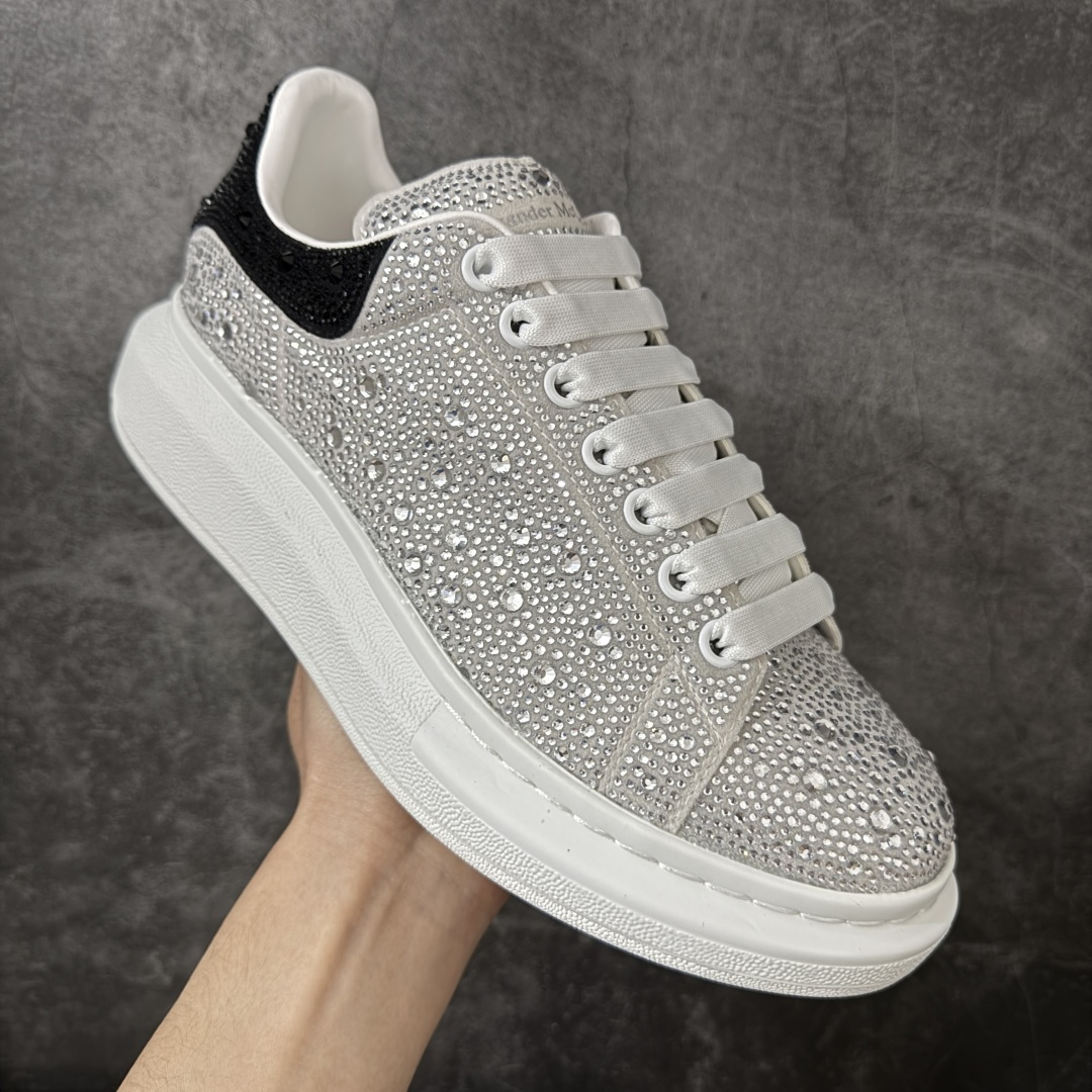 图片[3]-【HT纯原礼盒版】Alexander McQueen/亚历山大麦昆松糕鞋厚底增高小白鞋 白满闪钻 全市场配色最齐(100+配色) 性价比最高 同价位品质无敌 进口丝绸亚光原版正品 水染羊皮内里 羊皮垫脚 回弹度到位 耐磨又舒适 鞋底厚4.5cm 全套原版包装 配件齐全 官方一致 凹凸定制正品原盒包装 右脚鞋舌嵌入防伪芯片装置 外盒鞋标官方二维码扫码+防伪芯片 尺码：35-45-选品中心