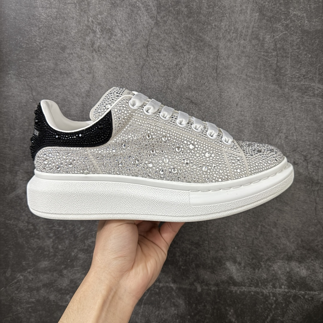 【HT纯原礼盒版】Alexander McQueen/亚历山大麦昆松糕鞋厚底增高小白鞋 白满闪钻 全市场配色最齐(100+配色) 性价比最高 同价位品质无敌 进口丝绸亚光原版正品 水染羊皮内里 羊皮垫脚 回弹度到位 耐磨又舒适 鞋底厚4.5cm 全套原版包装 配件齐全 官方一致 凹凸定制正品原盒包装 右脚鞋舌嵌入防伪芯片装置 外盒鞋标官方二维码扫码+防伪芯片 尺码：35-45-选品中心