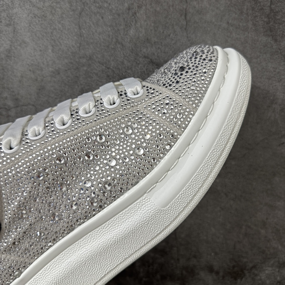 图片[6]-【HT纯原礼盒版】Alexander McQueen/亚历山大麦昆松糕鞋厚底增高小白鞋 白满闪钻 全市场配色最齐(100+配色) 性价比最高 同价位品质无敌 进口丝绸亚光原版正品 水染羊皮内里 羊皮垫脚 回弹度到位 耐磨又舒适 鞋底厚4.5cm 全套原版包装 配件齐全 官方一致 凹凸定制正品原盒包装 右脚鞋舌嵌入防伪芯片装置 外盒鞋标官方二维码扫码+防伪芯片 尺码：35-45-选品中心