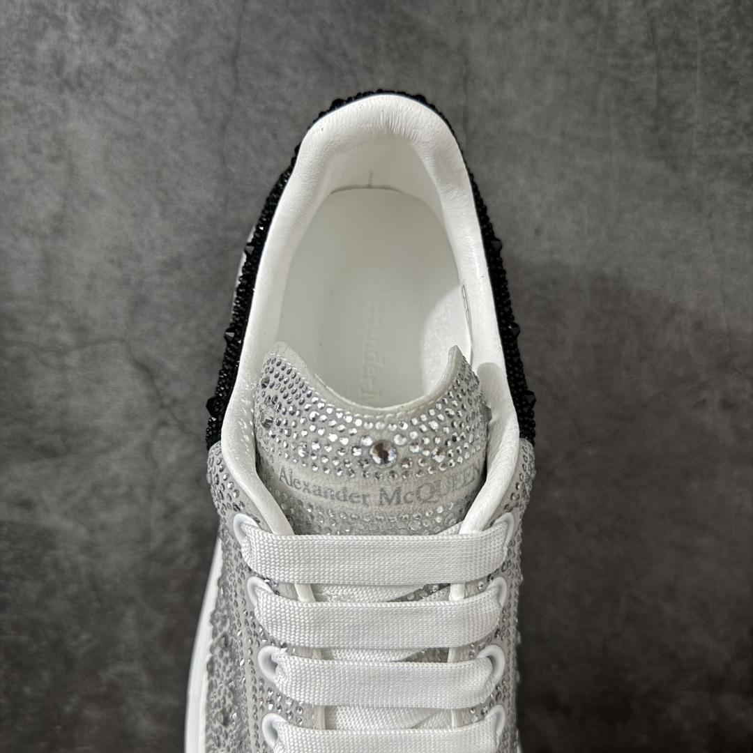 图片[8]-【HT纯原礼盒版】Alexander McQueen/亚历山大麦昆松糕鞋厚底增高小白鞋 白满闪钻 全市场配色最齐(100+配色) 性价比最高 同价位品质无敌 进口丝绸亚光原版正品 水染羊皮内里 羊皮垫脚 回弹度到位 耐磨又舒适 鞋底厚4.5cm 全套原版包装 配件齐全 官方一致 凹凸定制正品原盒包装 右脚鞋舌嵌入防伪芯片装置 外盒鞋标官方二维码扫码+防伪芯片 尺码：35-45-选品中心