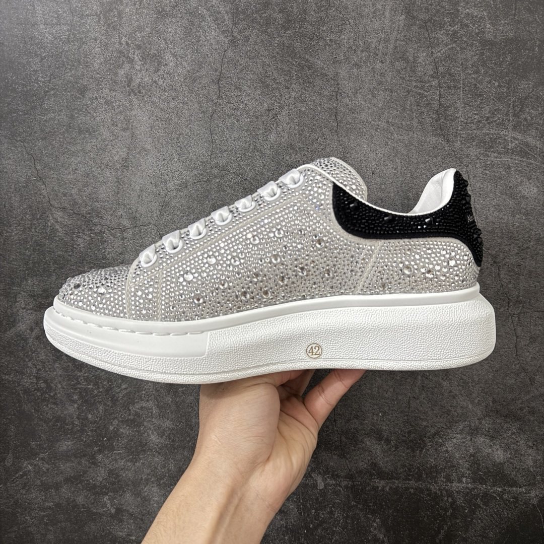 图片[2]-【HT纯原礼盒版】Alexander McQueen/亚历山大麦昆松糕鞋厚底增高小白鞋 白满闪钻 全市场配色最齐(100+配色) 性价比最高 同价位品质无敌 进口丝绸亚光原版正品 水染羊皮内里 羊皮垫脚 回弹度到位 耐磨又舒适 鞋底厚4.5cm 全套原版包装 配件齐全 官方一致 凹凸定制正品原盒包装 右脚鞋舌嵌入防伪芯片装置 外盒鞋标官方二维码扫码+防伪芯片 尺码：35-45-选品中心