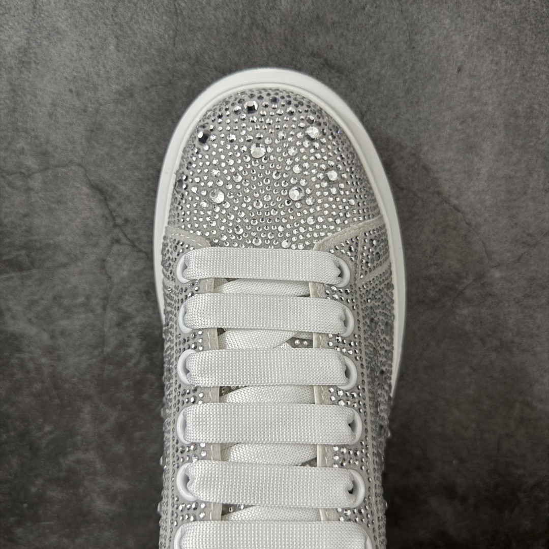 图片[5]-【HT纯原礼盒版】Alexander McQueen/亚历山大麦昆松糕鞋厚底增高小白鞋 白满闪钻 全市场配色最齐(100+配色) 性价比最高 同价位品质无敌 进口丝绸亚光原版正品 水染羊皮内里 羊皮垫脚 回弹度到位 耐磨又舒适 鞋底厚4.5cm 全套原版包装 配件齐全 官方一致 凹凸定制正品原盒包装 右脚鞋舌嵌入防伪芯片装置 外盒鞋标官方二维码扫码+防伪芯片 尺码：35-45-选品中心