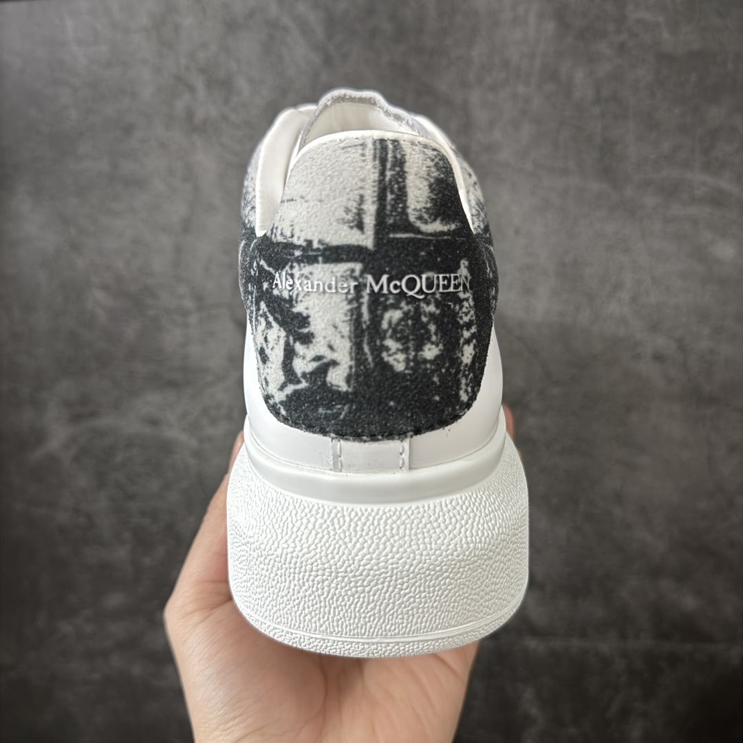 图片[4]-【HT纯原礼盒版】Alexander McQueen/亚历山大麦昆松糕鞋厚底增高小白鞋 水墨印花尾 全市场配色最齐(100+配色) 性价比最高 同价位品质无敌 进口丝绸亚光原版正品 水染羊皮内里 羊皮垫脚 回弹度到位 耐磨又舒适 鞋底厚4.5cm 全套原版包装 配件齐全 官方一致 凹凸定制正品原盒包装 右脚鞋舌嵌入防伪芯片装置 外盒鞋标官方二维码扫码+防伪芯片 尺码：40-45-选品中心