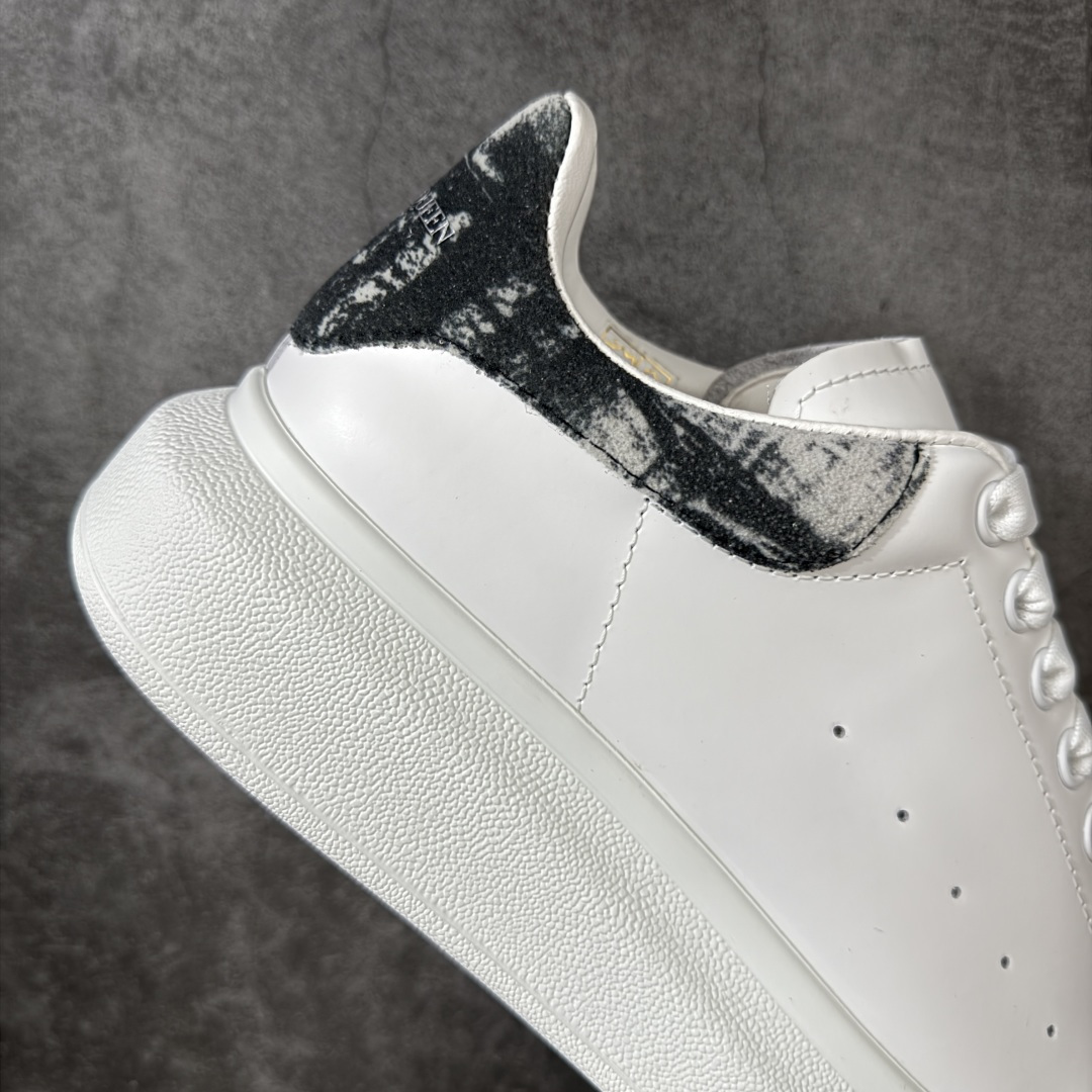 图片[7]-【HT纯原礼盒版】Alexander McQueen/亚历山大麦昆松糕鞋厚底增高小白鞋 水墨印花尾 全市场配色最齐(100+配色) 性价比最高 同价位品质无敌 进口丝绸亚光原版正品 水染羊皮内里 羊皮垫脚 回弹度到位 耐磨又舒适 鞋底厚4.5cm 全套原版包装 配件齐全 官方一致 凹凸定制正品原盒包装 右脚鞋舌嵌入防伪芯片装置 外盒鞋标官方二维码扫码+防伪芯片 尺码：40-45-选品中心