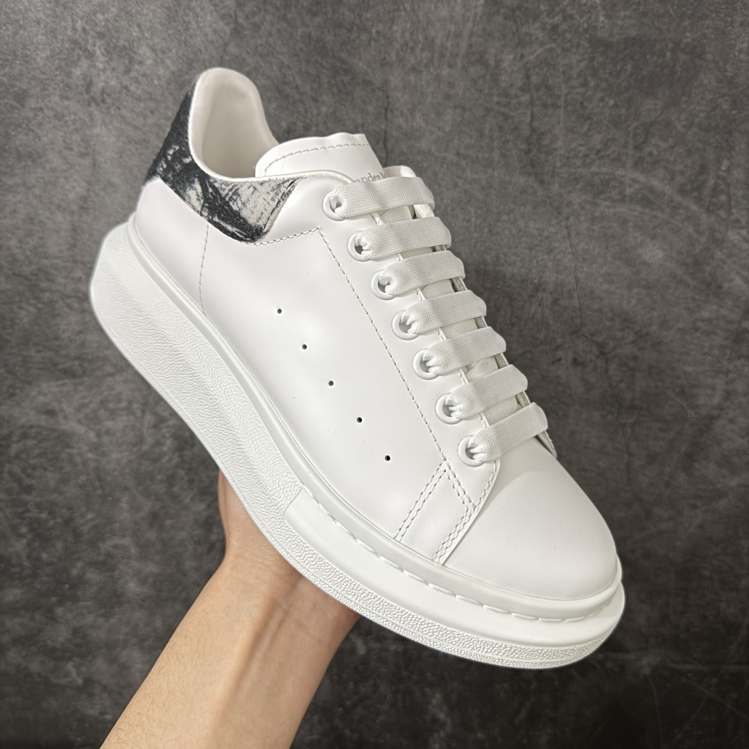 图片[3]-【HT纯原礼盒版】Alexander McQueen/亚历山大麦昆松糕鞋厚底增高小白鞋 水墨印花尾 全市场配色最齐(100+配色) 性价比最高 同价位品质无敌 进口丝绸亚光原版正品 水染羊皮内里 羊皮垫脚 回弹度到位 耐磨又舒适 鞋底厚4.5cm 全套原版包装 配件齐全 官方一致 凹凸定制正品原盒包装 右脚鞋舌嵌入防伪芯片装置 外盒鞋标官方二维码扫码+防伪芯片 尺码：40-45-选品中心