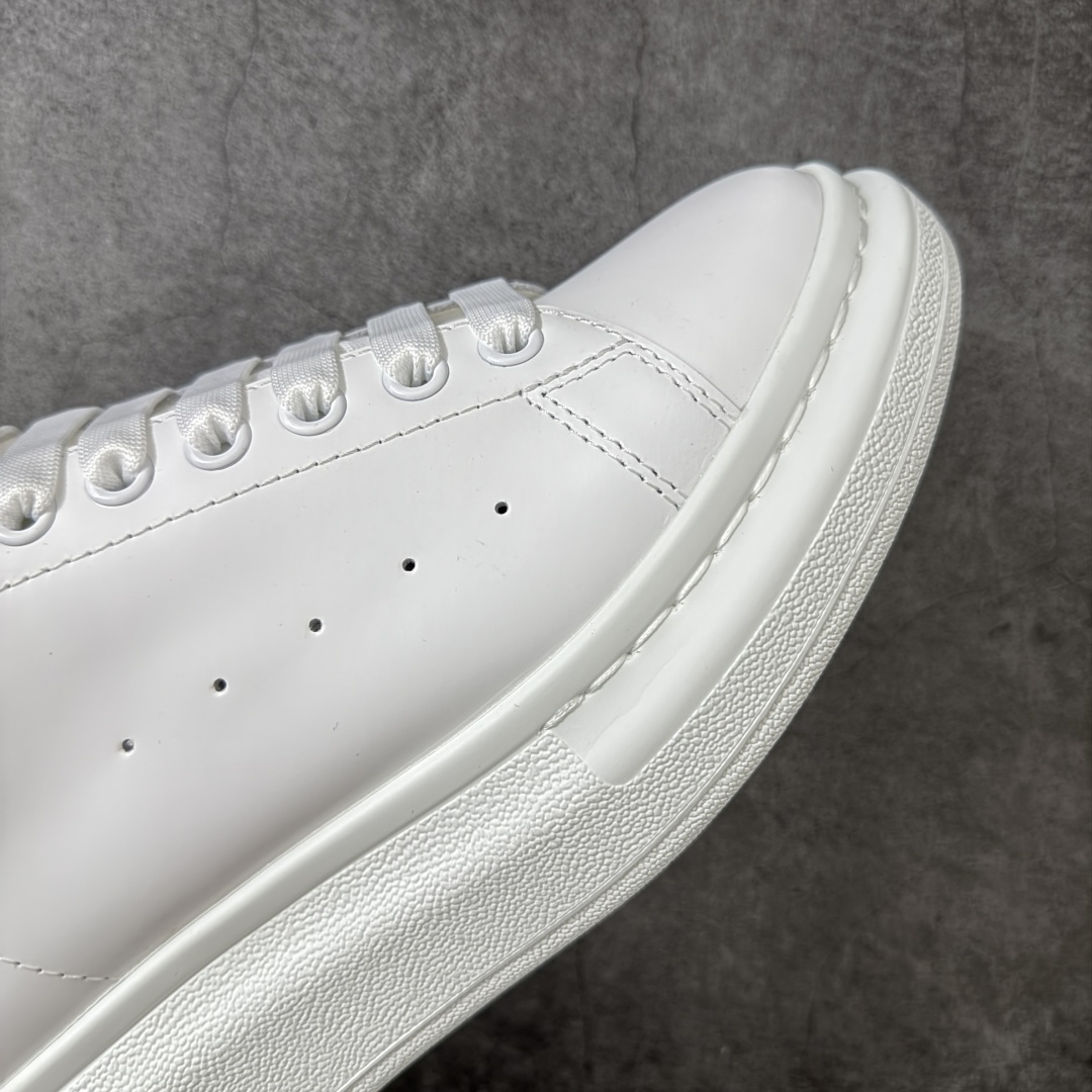 图片[6]-【HT纯原礼盒版】Alexander McQueen/亚历山大麦昆松糕鞋厚底增高小白鞋 水墨印花尾 全市场配色最齐(100+配色) 性价比最高 同价位品质无敌 进口丝绸亚光原版正品 水染羊皮内里 羊皮垫脚 回弹度到位 耐磨又舒适 鞋底厚4.5cm 全套原版包装 配件齐全 官方一致 凹凸定制正品原盒包装 右脚鞋舌嵌入防伪芯片装置 外盒鞋标官方二维码扫码+防伪芯片 尺码：40-45-选品中心