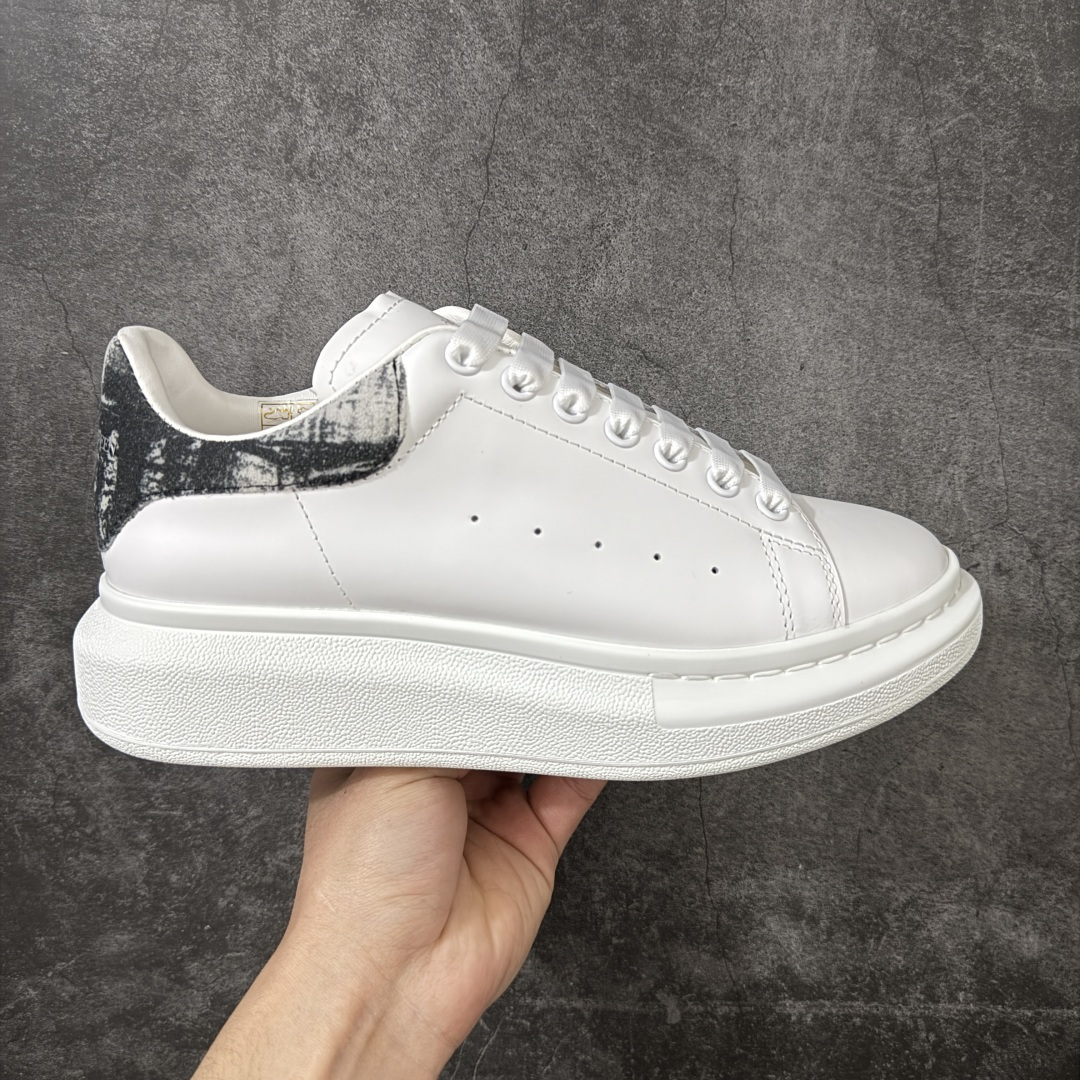 【HT纯原礼盒版】Alexander McQueen/亚历山大麦昆松糕鞋厚底增高小白鞋 水墨印花尾 全市场配色最齐(100+配色) 性价比最高 同价位品质无敌 进口丝绸亚光原版正品 水染羊皮内里 羊皮垫脚 回弹度到位 耐磨又舒适 鞋底厚4.5cm 全套原版包装 配件齐全 官方一致 凹凸定制正品原盒包装 右脚鞋舌嵌入防伪芯片装置 外盒鞋标官方二维码扫码+防伪芯片 尺码:40-45-选品中心