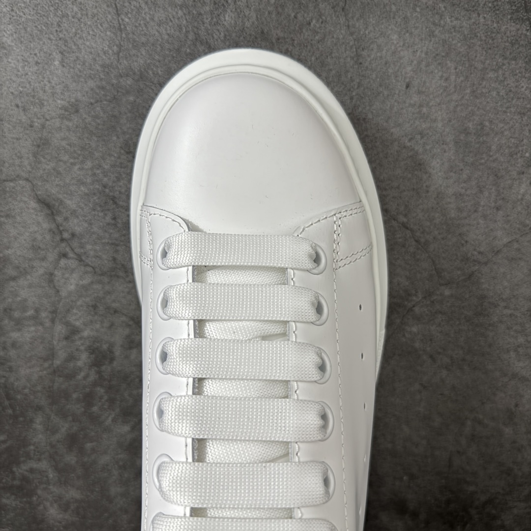 图片[5]-【HT纯原礼盒版】Alexander McQueen/亚历山大麦昆松糕鞋厚底增高小白鞋 水墨印花尾 全市场配色最齐(100+配色) 性价比最高 同价位品质无敌 进口丝绸亚光原版正品 水染羊皮内里 羊皮垫脚 回弹度到位 耐磨又舒适 鞋底厚4.5cm 全套原版包装 配件齐全 官方一致 凹凸定制正品原盒包装 右脚鞋舌嵌入防伪芯片装置 外盒鞋标官方二维码扫码+防伪芯片 尺码：40-45-选品中心