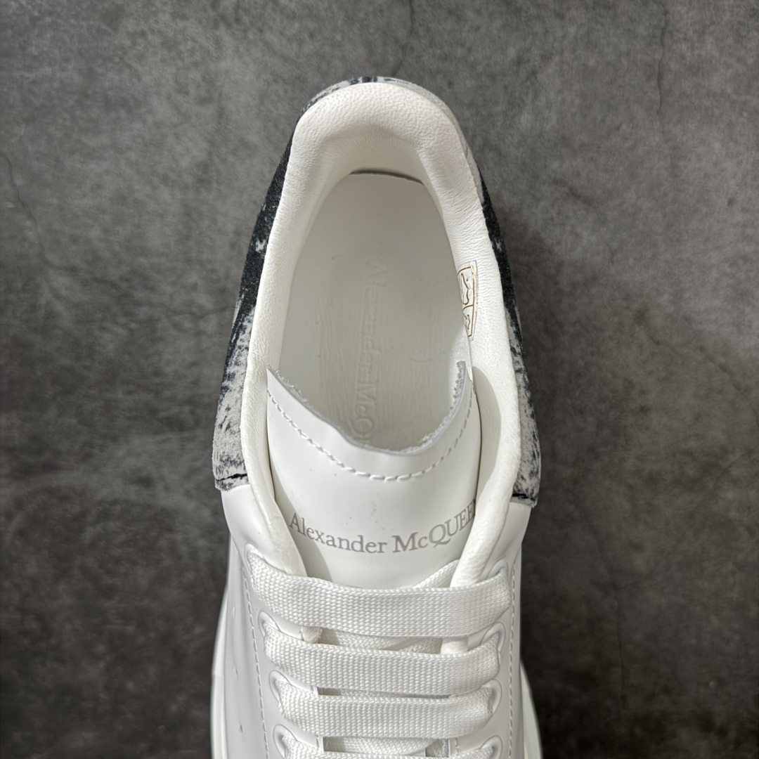 图片[8]-【HT纯原礼盒版】Alexander McQueen/亚历山大麦昆松糕鞋厚底增高小白鞋 水墨印花尾 全市场配色最齐(100+配色) 性价比最高 同价位品质无敌 进口丝绸亚光原版正品 水染羊皮内里 羊皮垫脚 回弹度到位 耐磨又舒适 鞋底厚4.5cm 全套原版包装 配件齐全 官方一致 凹凸定制正品原盒包装 右脚鞋舌嵌入防伪芯片装置 外盒鞋标官方二维码扫码+防伪芯片 尺码：40-45-选品中心