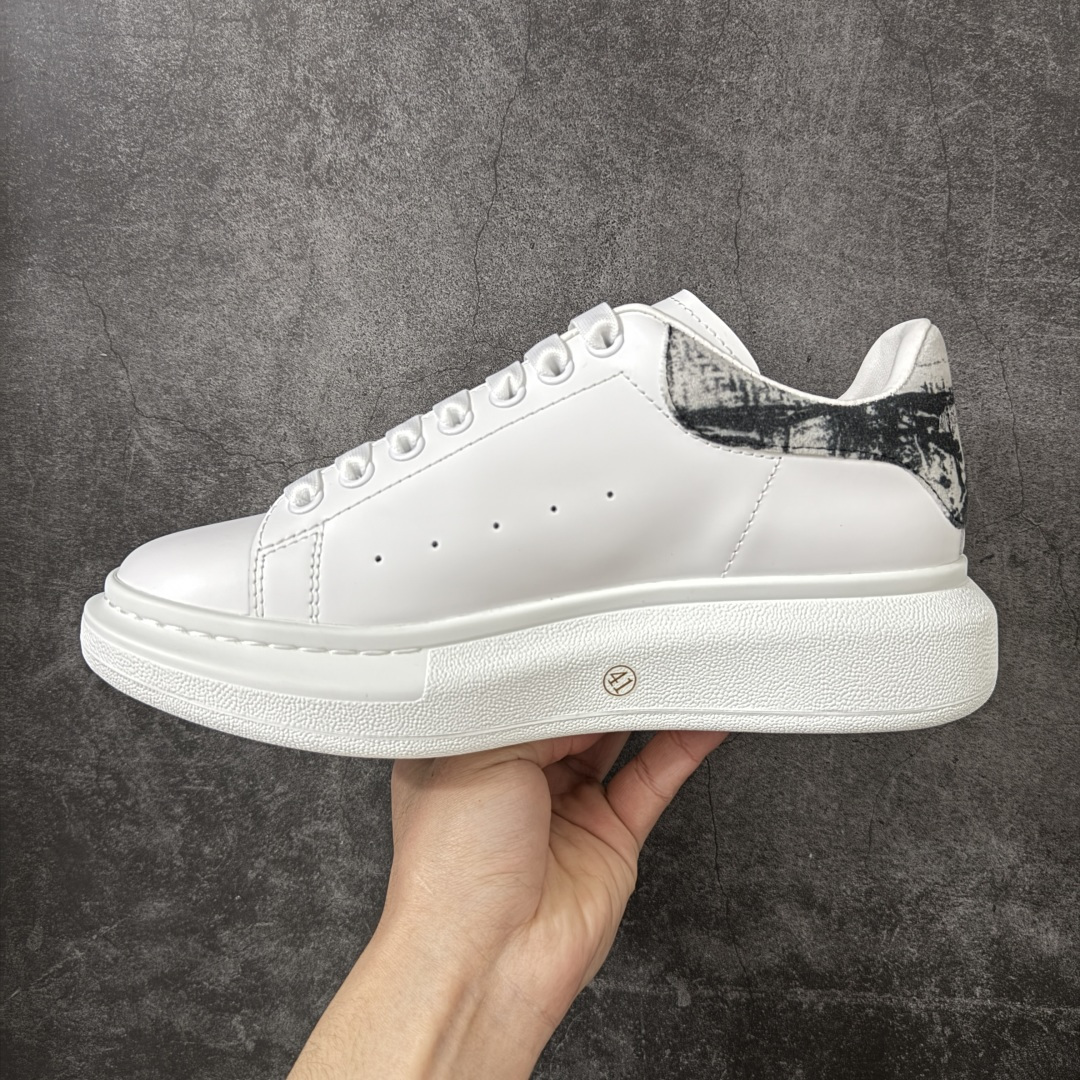 图片[2]-【HT纯原礼盒版】Alexander McQueen/亚历山大麦昆松糕鞋厚底增高小白鞋 水墨印花尾 全市场配色最齐(100+配色) 性价比最高 同价位品质无敌 进口丝绸亚光原版正品 水染羊皮内里 羊皮垫脚 回弹度到位 耐磨又舒适 鞋底厚4.5cm 全套原版包装 配件齐全 官方一致 凹凸定制正品原盒包装 右脚鞋舌嵌入防伪芯片装置 外盒鞋标官方二维码扫码+防伪芯片 尺码：40-45-选品中心