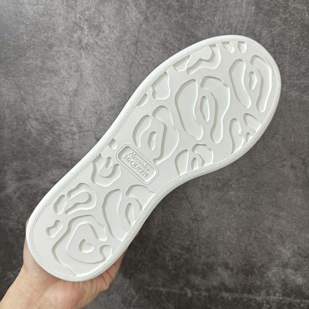 图片[9]-【HT纯原礼盒版】Alexander McQueen/亚历山大麦昆松糕鞋厚底增高小白鞋 水墨印花尾 全市场配色最齐(100+配色) 性价比最高 同价位品质无敌 进口丝绸亚光原版正品 水染羊皮内里 羊皮垫脚 回弹度到位 耐磨又舒适 鞋底厚4.5cm 全套原版包装 配件齐全 官方一致 凹凸定制正品原盒包装 右脚鞋舌嵌入防伪芯片装置 外盒鞋标官方二维码扫码+防伪芯片 尺码：40-45-选品中心