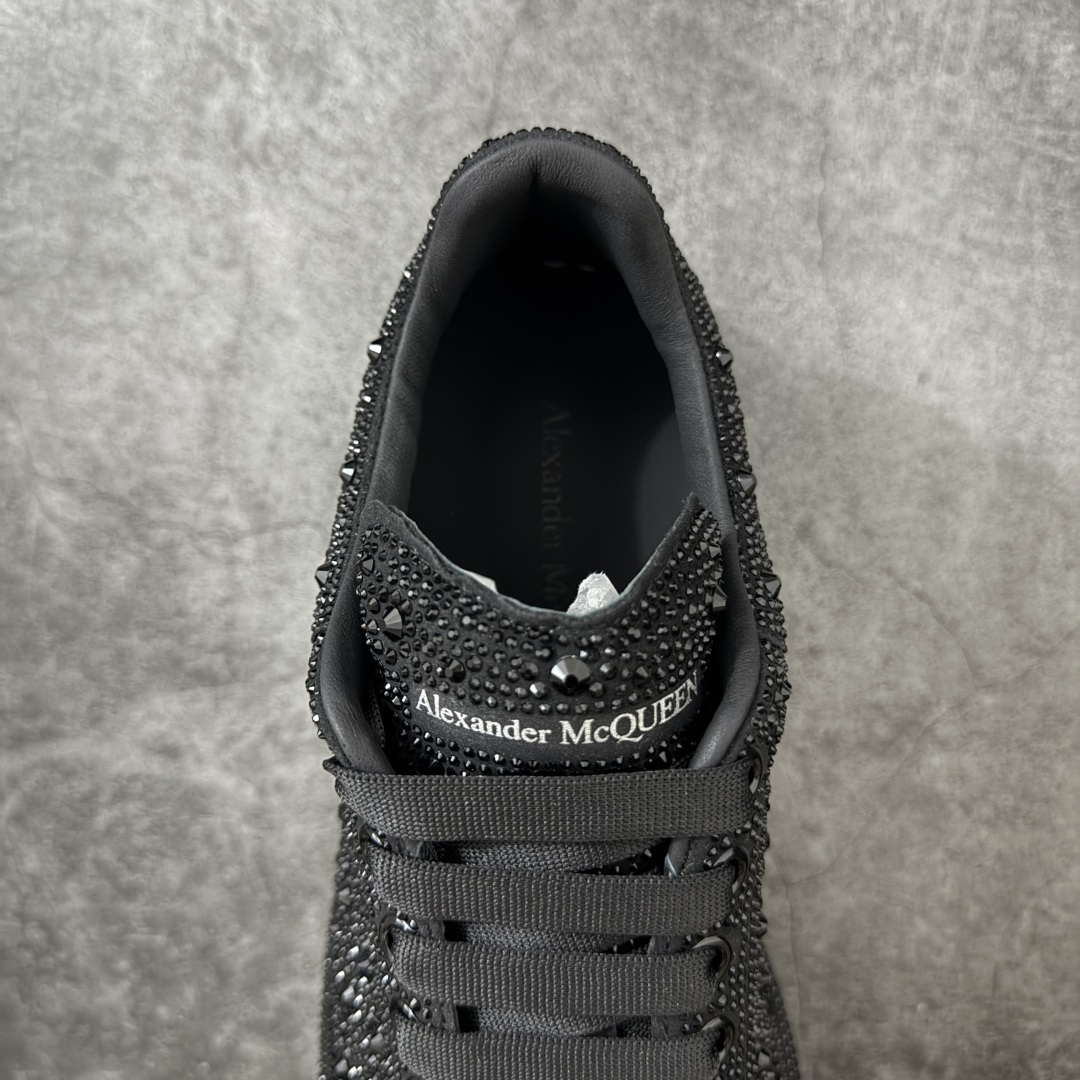 图片[8]-【HT纯原礼盒版】Alexander McQueen/亚历山大麦昆松糕鞋厚底增高小白鞋 黑满闪钻 全市场配色最齐(100+配色) 性价比最高 同价位品质无敌 进口丝绸亚光原版正品 水染羊皮内里 羊皮垫脚 回弹度到位 耐磨又舒适 鞋底厚4.5cm 全套原版包装 配件齐全 官方一致 凹凸定制正品原盒包装 右脚鞋舌嵌入防伪芯片装置 外盒鞋标官方二维码扫码+防伪芯片 尺码：35-45-选品中心