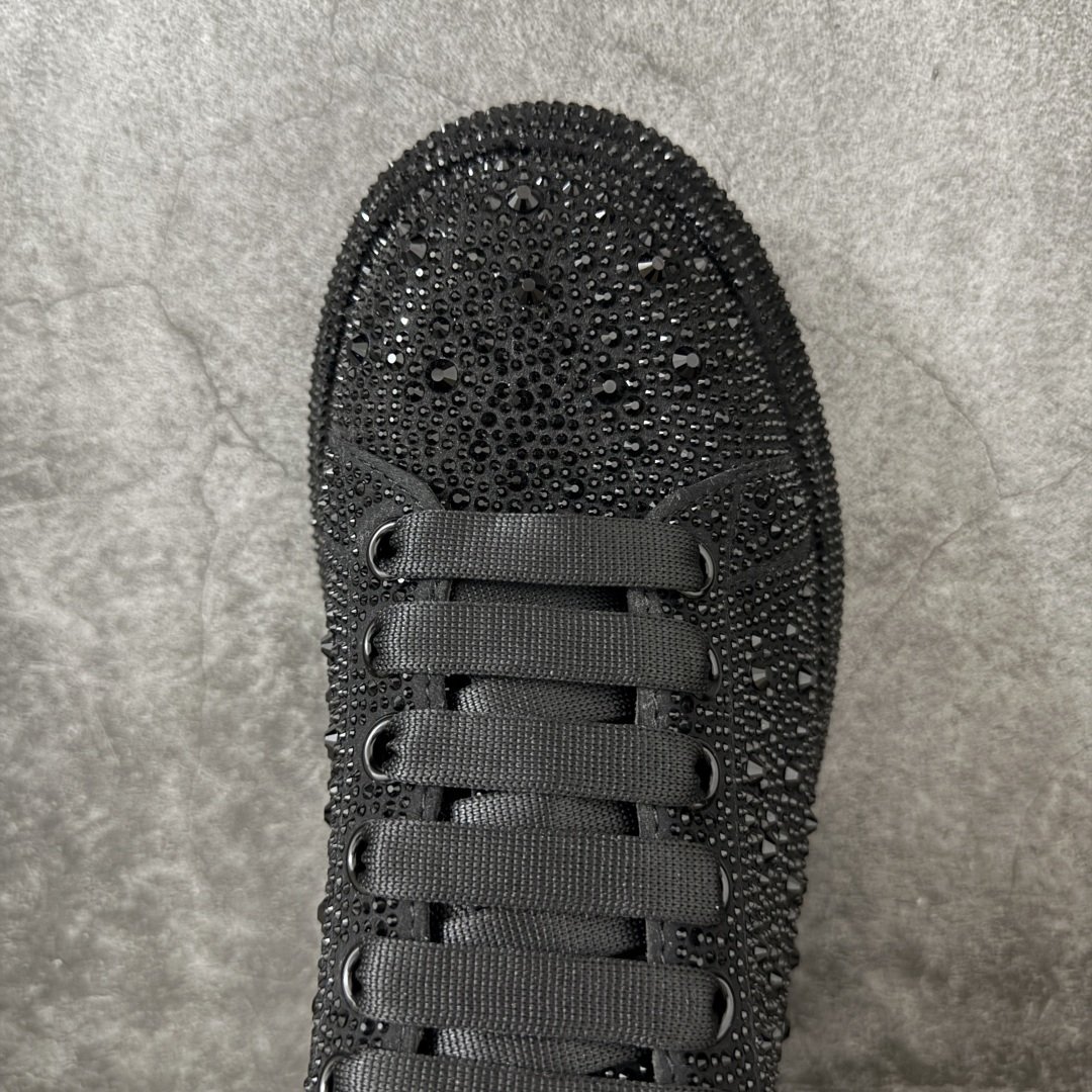 图片[5]-【HT纯原礼盒版】Alexander McQueen/亚历山大麦昆松糕鞋厚底增高小白鞋 黑满闪钻 全市场配色最齐(100+配色) 性价比最高 同价位品质无敌 进口丝绸亚光原版正品 水染羊皮内里 羊皮垫脚 回弹度到位 耐磨又舒适 鞋底厚4.5cm 全套原版包装 配件齐全 官方一致 凹凸定制正品原盒包装 右脚鞋舌嵌入防伪芯片装置 外盒鞋标官方二维码扫码+防伪芯片 尺码：35-45-选品中心