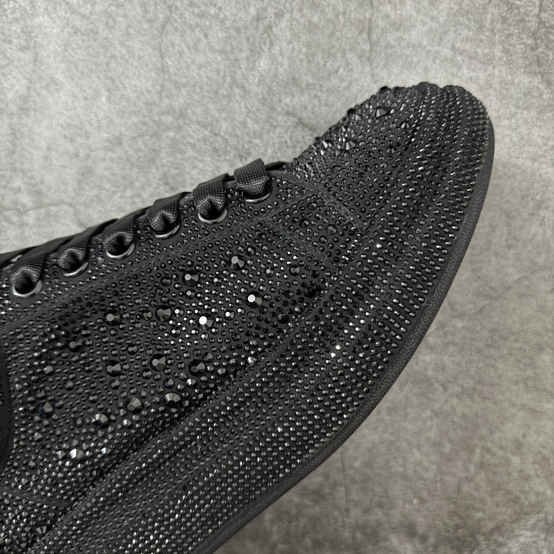 图片[6]-【HT纯原礼盒版】Alexander McQueen/亚历山大麦昆松糕鞋厚底增高小白鞋 黑满闪钻 全市场配色最齐(100+配色) 性价比最高 同价位品质无敌 进口丝绸亚光原版正品 水染羊皮内里 羊皮垫脚 回弹度到位 耐磨又舒适 鞋底厚4.5cm 全套原版包装 配件齐全 官方一致 凹凸定制正品原盒包装 右脚鞋舌嵌入防伪芯片装置 外盒鞋标官方二维码扫码+防伪芯片 尺码：35-45-选品中心