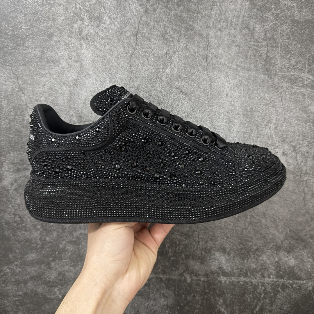 【HT纯原礼盒版】Alexander McQueen/亚历山大麦昆松糕鞋厚底增高小白鞋 黑满闪钻 全市场配色最齐(100+配色) 性价比最高 同价位品质无敌 进口丝绸亚光原版正品 水染羊皮内里 羊皮垫脚 回弹度到位 耐磨又舒适 鞋底厚4.5cm 全套原版包装 配件齐全 官方一致 凹凸定制正品原盒包装 右脚鞋舌嵌入防伪芯片装置 外盒鞋标官方二维码扫码+防伪芯片 尺码:35-45-选品中心