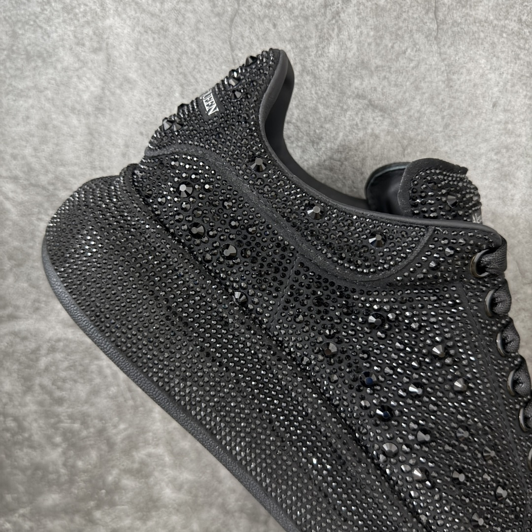 图片[7]-【HT纯原礼盒版】Alexander McQueen/亚历山大麦昆松糕鞋厚底增高小白鞋 黑满闪钻 全市场配色最齐(100+配色) 性价比最高 同价位品质无敌 进口丝绸亚光原版正品 水染羊皮内里 羊皮垫脚 回弹度到位 耐磨又舒适 鞋底厚4.5cm 全套原版包装 配件齐全 官方一致 凹凸定制正品原盒包装 右脚鞋舌嵌入防伪芯片装置 外盒鞋标官方二维码扫码+防伪芯片 尺码：35-45-选品中心