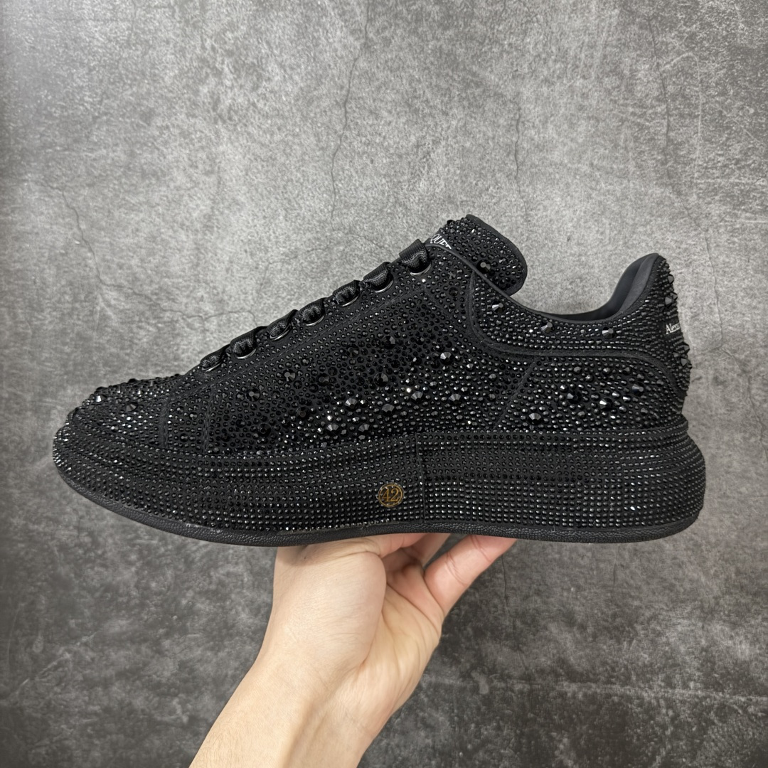 图片[2]-【HT纯原礼盒版】Alexander McQueen/亚历山大麦昆松糕鞋厚底增高小白鞋 黑满闪钻 全市场配色最齐(100+配色) 性价比最高 同价位品质无敌 进口丝绸亚光原版正品 水染羊皮内里 羊皮垫脚 回弹度到位 耐磨又舒适 鞋底厚4.5cm 全套原版包装 配件齐全 官方一致 凹凸定制正品原盒包装 右脚鞋舌嵌入防伪芯片装置 外盒鞋标官方二维码扫码+防伪芯片 尺码：35-45-选品中心