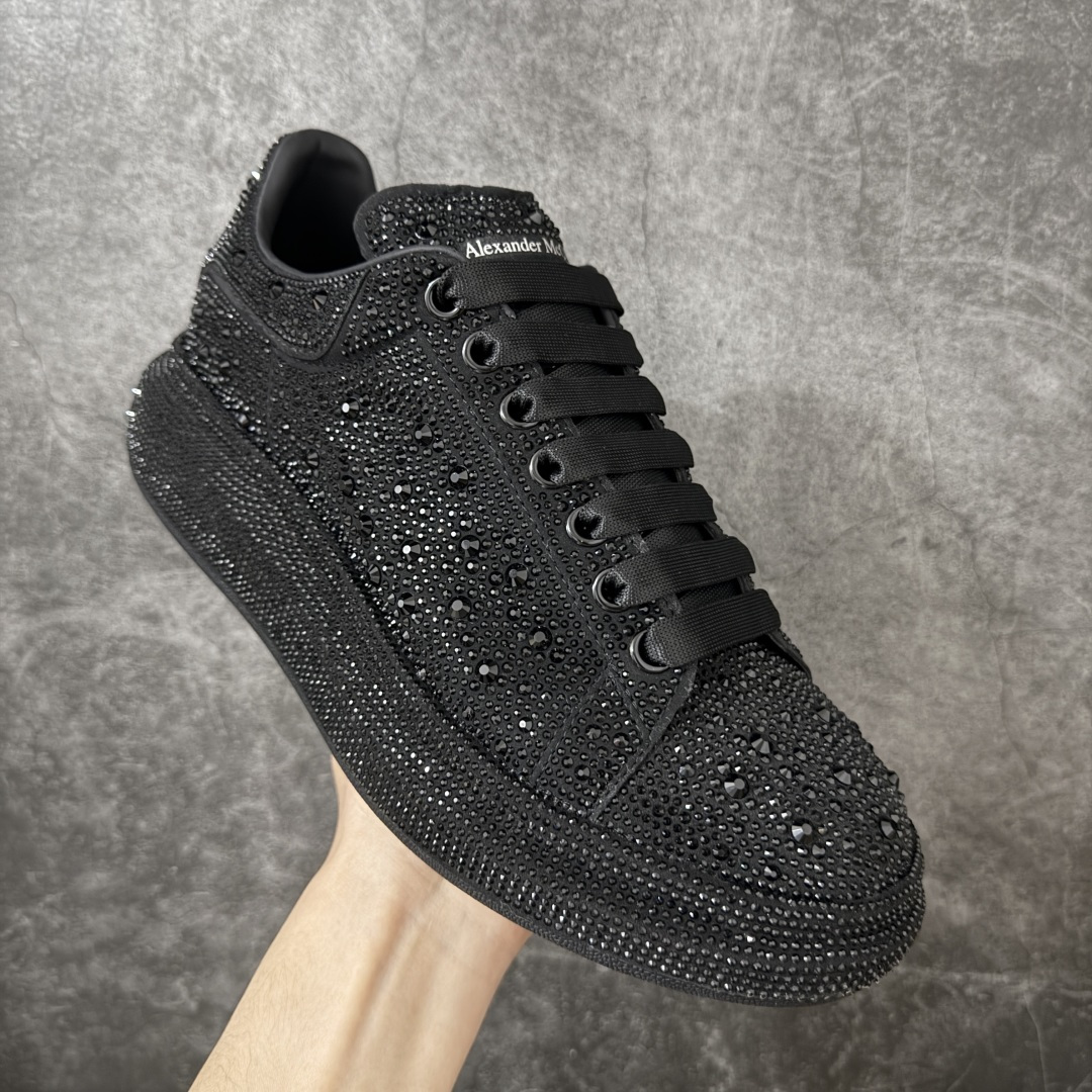 图片[3]-【HT纯原礼盒版】Alexander McQueen/亚历山大麦昆松糕鞋厚底增高小白鞋 黑满闪钻 全市场配色最齐(100+配色) 性价比最高 同价位品质无敌 进口丝绸亚光原版正品 水染羊皮内里 羊皮垫脚 回弹度到位 耐磨又舒适 鞋底厚4.5cm 全套原版包装 配件齐全 官方一致 凹凸定制正品原盒包装 右脚鞋舌嵌入防伪芯片装置 外盒鞋标官方二维码扫码+防伪芯片 尺码：35-45-选品中心