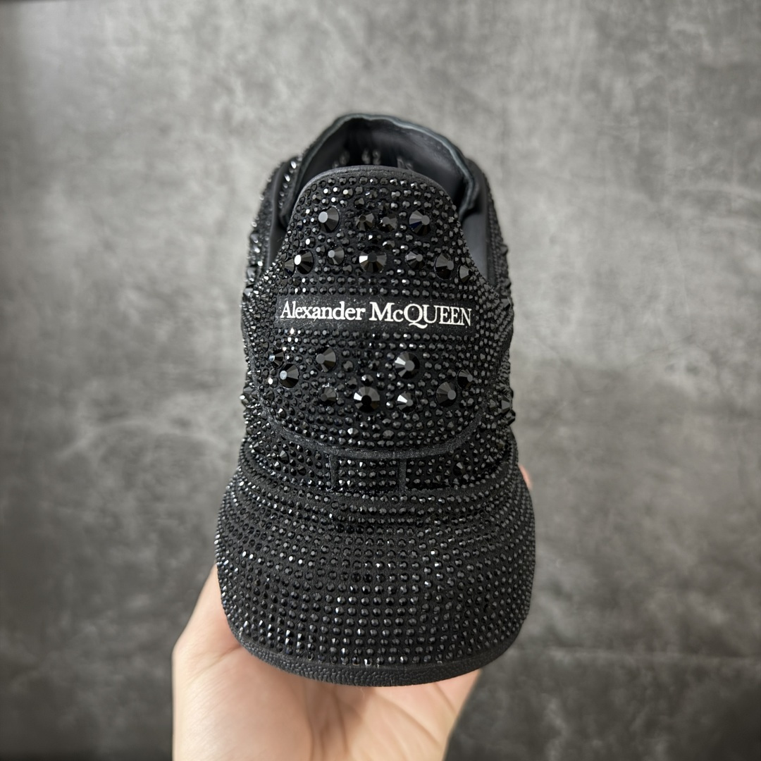 图片[4]-【HT纯原礼盒版】Alexander McQueen/亚历山大麦昆松糕鞋厚底增高小白鞋 黑满闪钻 全市场配色最齐(100+配色) 性价比最高 同价位品质无敌 进口丝绸亚光原版正品 水染羊皮内里 羊皮垫脚 回弹度到位 耐磨又舒适 鞋底厚4.5cm 全套原版包装 配件齐全 官方一致 凹凸定制正品原盒包装 右脚鞋舌嵌入防伪芯片装置 外盒鞋标官方二维码扫码+防伪芯片 尺码：35-45-选品中心