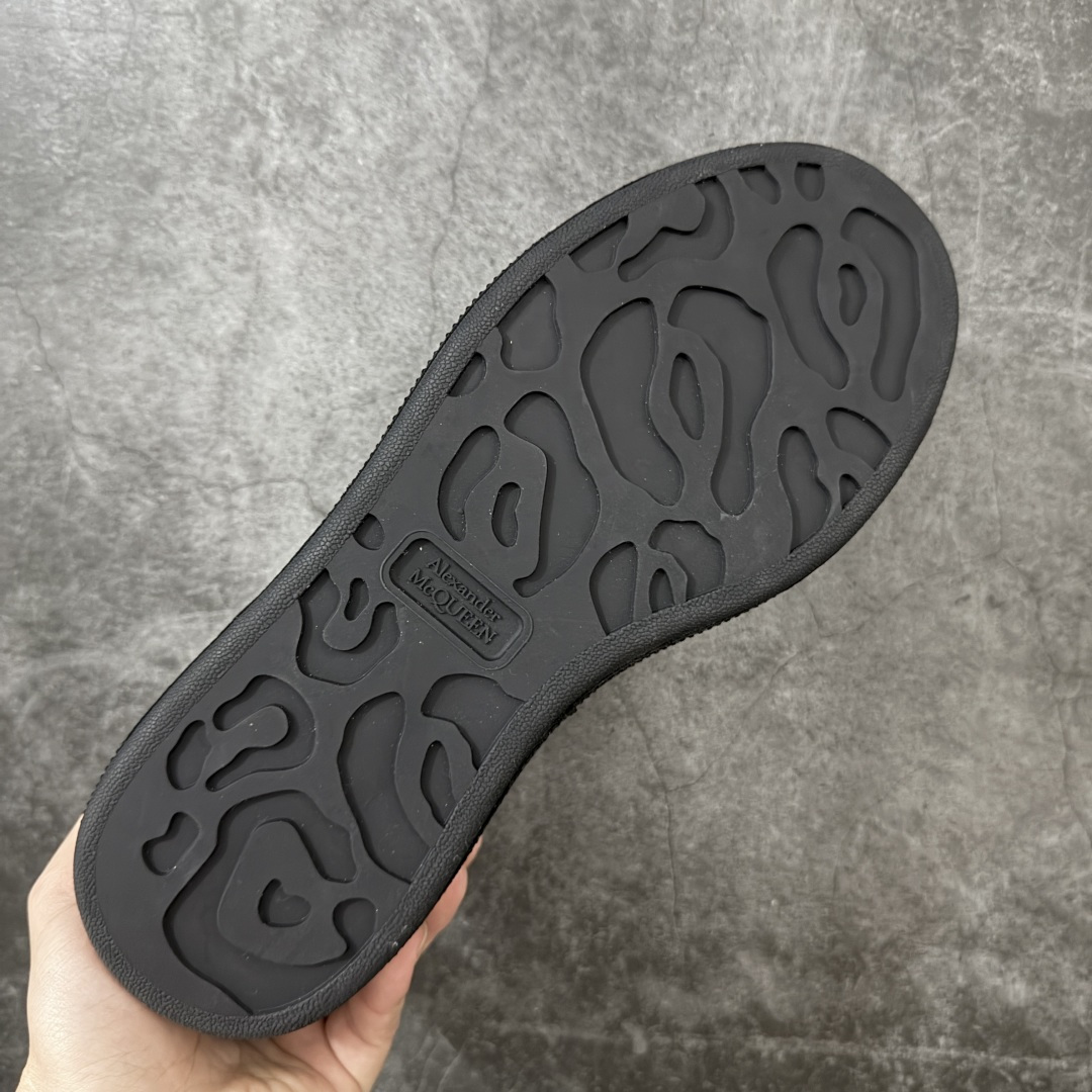 图片[9]-【HT纯原礼盒版】Alexander McQueen/亚历山大麦昆松糕鞋厚底增高小白鞋 黑满闪钻 全市场配色最齐(100+配色) 性价比最高 同价位品质无敌 进口丝绸亚光原版正品 水染羊皮内里 羊皮垫脚 回弹度到位 耐磨又舒适 鞋底厚4.5cm 全套原版包装 配件齐全 官方一致 凹凸定制正品原盒包装 右脚鞋舌嵌入防伪芯片装置 外盒鞋标官方二维码扫码+防伪芯片 尺码：35-45-选品中心