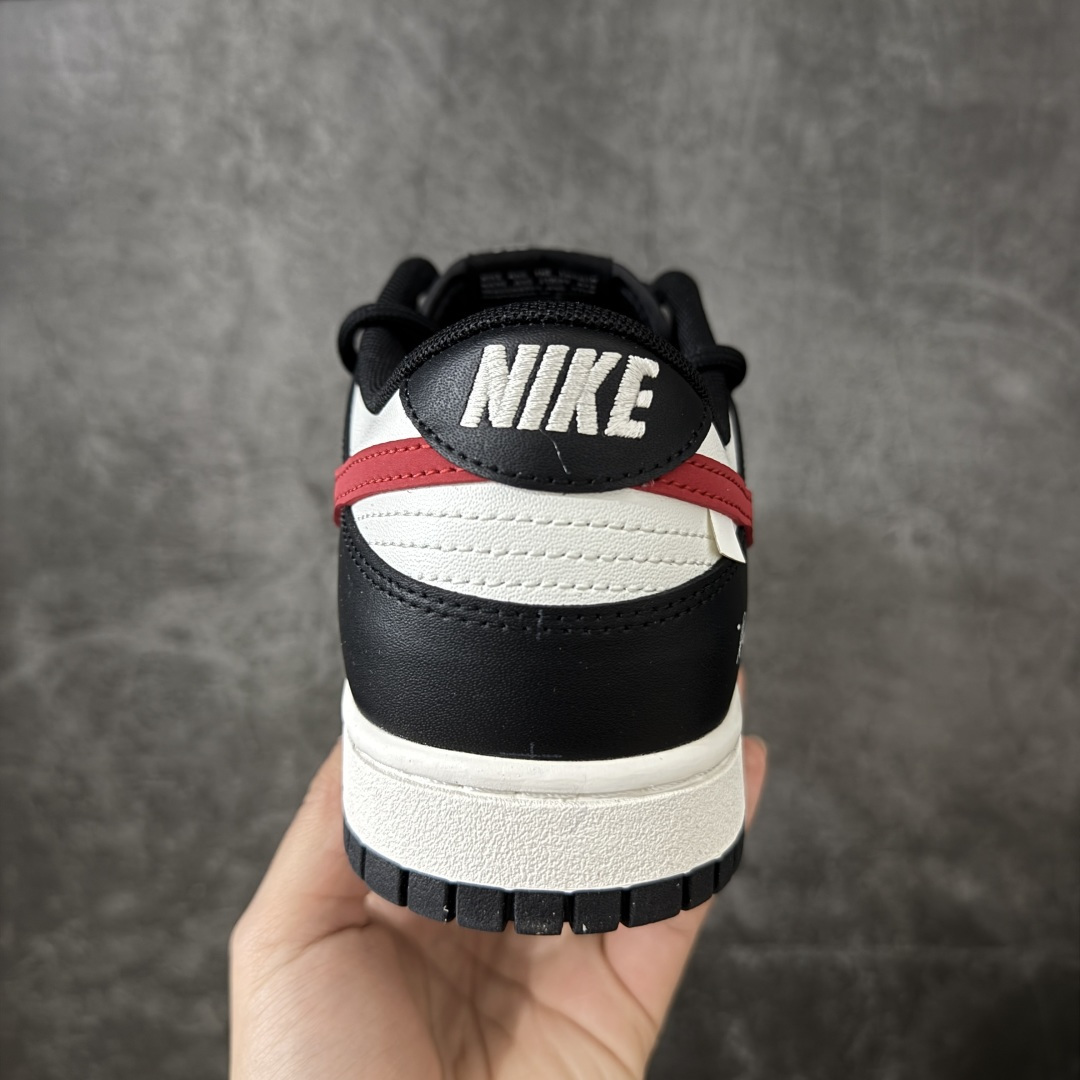图片[4]-【YC纯原】NK Dunk Low 绯红之月 BR0620-121 当夜幕垂下，属于你的绯月自足尖升起。以经典黑白鞋身勾勒沉稳底色，恰似城市夜空的深邃幕布。而那道划过侧翼的绯红Swoosh，正是破夜而出的醒目月光，侧边“Remake”标记，宣告这是一次不被定义的再造。定制系列天花板 无原鞋不开发 全系列得物原鞋一比一校对开发 配色持续更新中 终端对接 优势输出 全套原厂楦头原纸板数据档案倾力打造 原汁原味莞产 极致还原 圈内最强针车工艺 高端零售指定版 广东原厂配套原盒原标 鞋盒分三个尺码段 原厂冲刀 超高清洁度 全鞋零毛边皮料切割 采用原厂百宏鞋带以及原厂百宏织唛舌标 内标可供原厂几率过验 进口原装条纹中底布 四线拉帮白色点胶 原厂拉帮手法遵循公司 原厂电绣 极致还原 尺码：40 40.5 41 42 42.5 43 44 44.5 45 46-选品中心