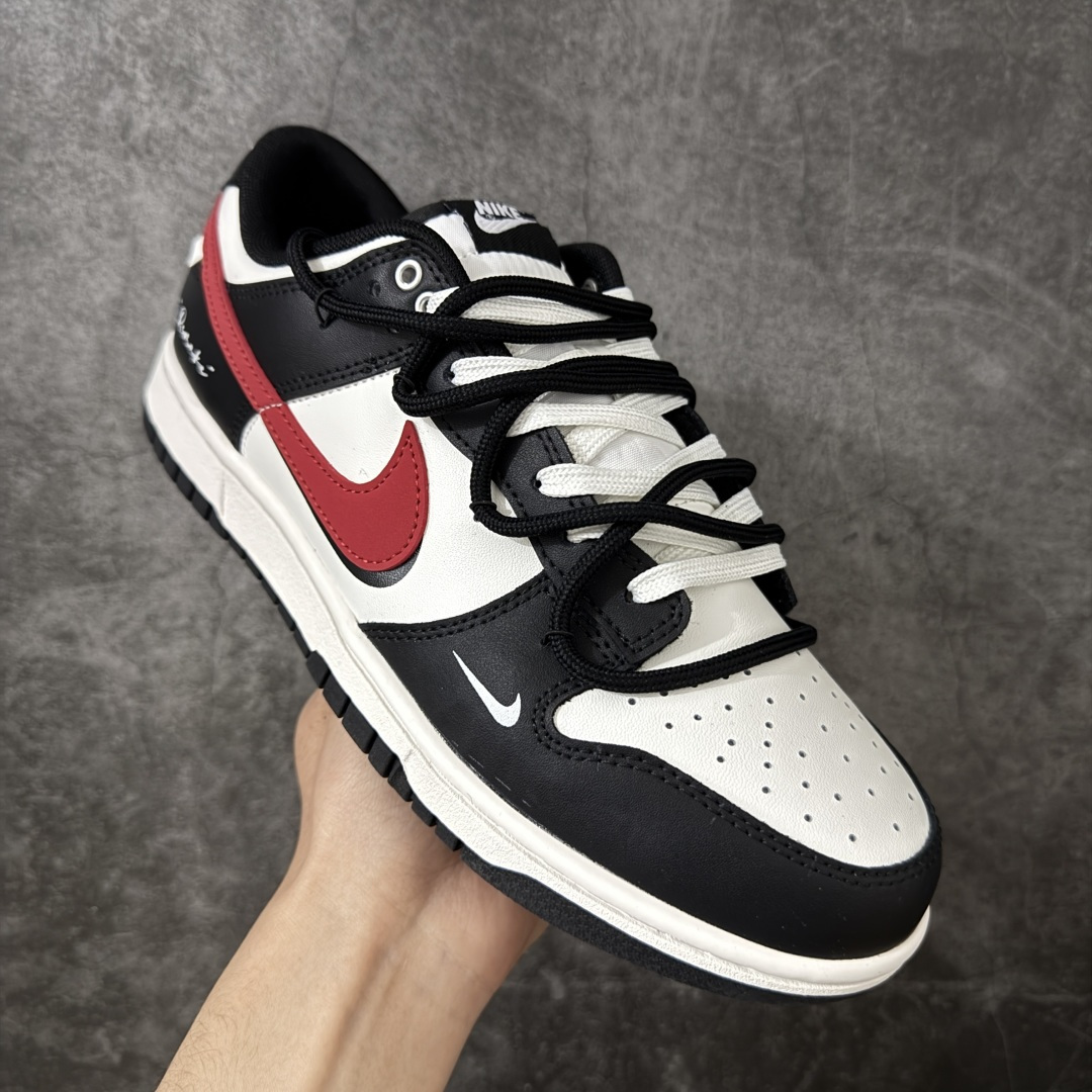 图片[3]-【YC纯原】NK Dunk Low 绯红之月 BR0620-121 当夜幕垂下，属于你的绯月自足尖升起。以经典黑白鞋身勾勒沉稳底色，恰似城市夜空的深邃幕布。而那道划过侧翼的绯红Swoosh，正是破夜而出的醒目月光，侧边“Remake”标记，宣告这是一次不被定义的再造。定制系列天花板 无原鞋不开发 全系列得物原鞋一比一校对开发 配色持续更新中 终端对接 优势输出 全套原厂楦头原纸板数据档案倾力打造 原汁原味莞产 极致还原 圈内最强针车工艺 高端零售指定版 广东原厂配套原盒原标 鞋盒分三个尺码段 原厂冲刀 超高清洁度 全鞋零毛边皮料切割 采用原厂百宏鞋带以及原厂百宏织唛舌标 内标可供原厂几率过验 进口原装条纹中底布 四线拉帮白色点胶 原厂拉帮手法遵循公司 原厂电绣 极致还原 尺码：40 40.5 41 42 42.5 43 44 44.5 45 46-选品中心