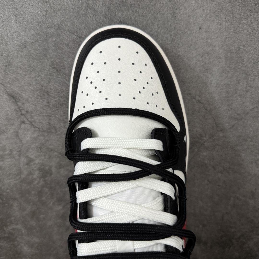 图片[5]-【YC纯原】NK Dunk Low 绯红之月 BR0620-121 当夜幕垂下，属于你的绯月自足尖升起。以经典黑白鞋身勾勒沉稳底色，恰似城市夜空的深邃幕布。而那道划过侧翼的绯红Swoosh，正是破夜而出的醒目月光，侧边“Remake”标记，宣告这是一次不被定义的再造。定制系列天花板 无原鞋不开发 全系列得物原鞋一比一校对开发 配色持续更新中 终端对接 优势输出 全套原厂楦头原纸板数据档案倾力打造 原汁原味莞产 极致还原 圈内最强针车工艺 高端零售指定版 广东原厂配套原盒原标 鞋盒分三个尺码段 原厂冲刀 超高清洁度 全鞋零毛边皮料切割 采用原厂百宏鞋带以及原厂百宏织唛舌标 内标可供原厂几率过验 进口原装条纹中底布 四线拉帮白色点胶 原厂拉帮手法遵循公司 原厂电绣 极致还原 尺码：40 40.5 41 42 42.5 43 44 44.5 45 46-选品中心
