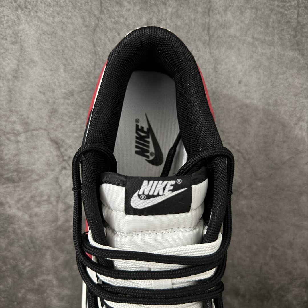 图片[8]-【YC纯原】NK Dunk Low 绯红之月 BR0620-121 当夜幕垂下，属于你的绯月自足尖升起。以经典黑白鞋身勾勒沉稳底色，恰似城市夜空的深邃幕布。而那道划过侧翼的绯红Swoosh，正是破夜而出的醒目月光，侧边“Remake”标记，宣告这是一次不被定义的再造。定制系列天花板 无原鞋不开发 全系列得物原鞋一比一校对开发 配色持续更新中 终端对接 优势输出 全套原厂楦头原纸板数据档案倾力打造 原汁原味莞产 极致还原 圈内最强针车工艺 高端零售指定版 广东原厂配套原盒原标 鞋盒分三个尺码段 原厂冲刀 超高清洁度 全鞋零毛边皮料切割 采用原厂百宏鞋带以及原厂百宏织唛舌标 内标可供原厂几率过验 进口原装条纹中底布 四线拉帮白色点胶 原厂拉帮手法遵循公司 原厂电绣 极致还原 尺码：40 40.5 41 42 42.5 43 44 44.5 45 46-选品中心