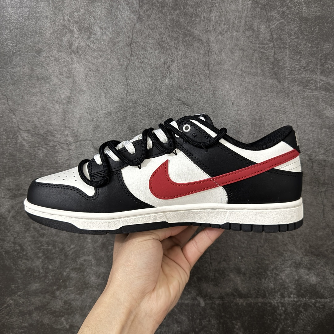 图片[2]-【YC纯原】NK Dunk Low 绯红之月 BR0620-121 当夜幕垂下，属于你的绯月自足尖升起。以经典黑白鞋身勾勒沉稳底色，恰似城市夜空的深邃幕布。而那道划过侧翼的绯红Swoosh，正是破夜而出的醒目月光，侧边“Remake”标记，宣告这是一次不被定义的再造。定制系列天花板 无原鞋不开发 全系列得物原鞋一比一校对开发 配色持续更新中 终端对接 优势输出 全套原厂楦头原纸板数据档案倾力打造 原汁原味莞产 极致还原 圈内最强针车工艺 高端零售指定版 广东原厂配套原盒原标 鞋盒分三个尺码段 原厂冲刀 超高清洁度 全鞋零毛边皮料切割 采用原厂百宏鞋带以及原厂百宏织唛舌标 内标可供原厂几率过验 进口原装条纹中底布 四线拉帮白色点胶 原厂拉帮手法遵循公司 原厂电绣 极致还原 尺码：40 40.5 41 42 42.5 43 44 44.5 45 46-选品中心