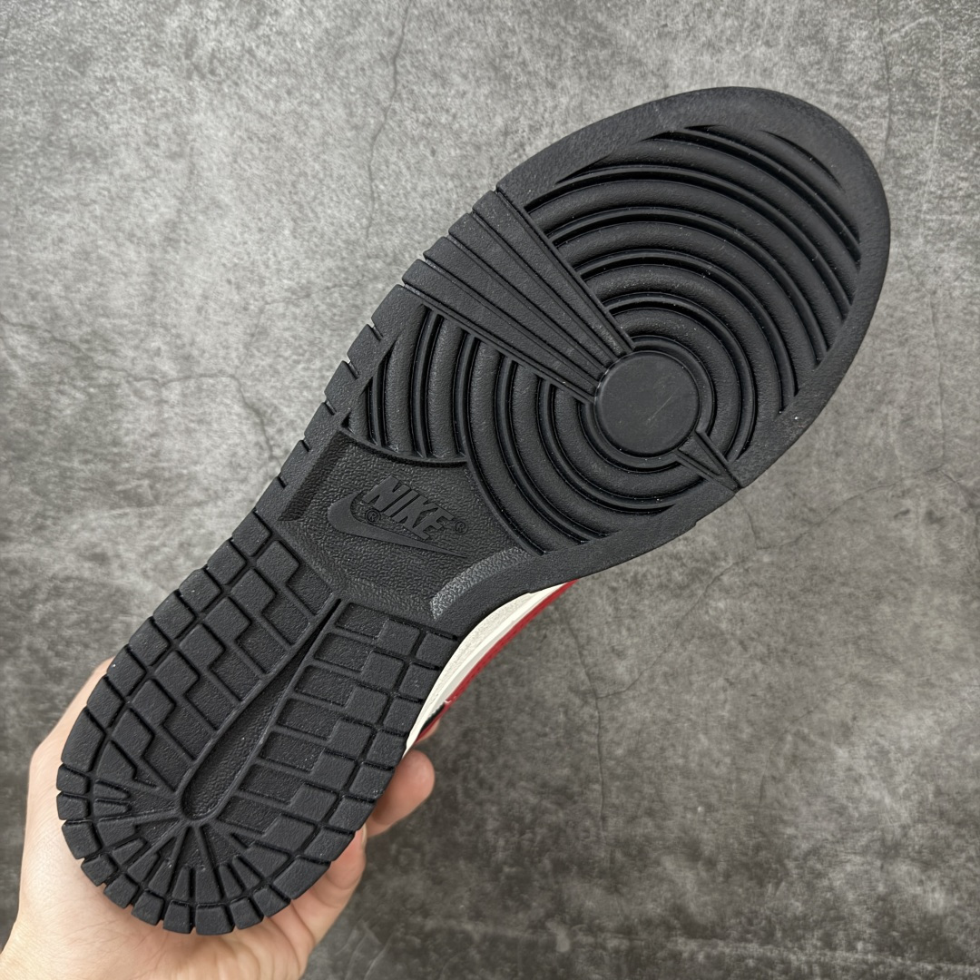 图片[9]-【YC纯原】NK Dunk Low 绯红之月 BR0620-121 当夜幕垂下，属于你的绯月自足尖升起。以经典黑白鞋身勾勒沉稳底色，恰似城市夜空的深邃幕布。而那道划过侧翼的绯红Swoosh，正是破夜而出的醒目月光，侧边“Remake”标记，宣告这是一次不被定义的再造。定制系列天花板 无原鞋不开发 全系列得物原鞋一比一校对开发 配色持续更新中 终端对接 优势输出 全套原厂楦头原纸板数据档案倾力打造 原汁原味莞产 极致还原 圈内最强针车工艺 高端零售指定版 广东原厂配套原盒原标 鞋盒分三个尺码段 原厂冲刀 超高清洁度 全鞋零毛边皮料切割 采用原厂百宏鞋带以及原厂百宏织唛舌标 内标可供原厂几率过验 进口原装条纹中底布 四线拉帮白色点胶 原厂拉帮手法遵循公司 原厂电绣 极致还原 尺码：40 40.5 41 42 42.5 43 44 44.5 45 46-选品中心