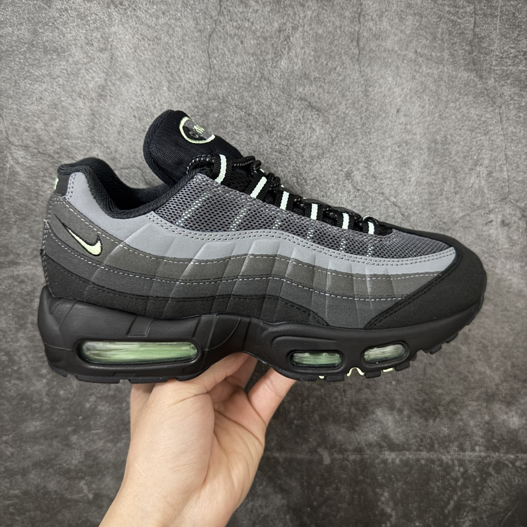 【顶级芯片版】Nike Air Max 95 黑灰色 货号:HM0622-001 顶级版 开发数月 原版开发 多道QC质检 鞋型完美复刻 原厂级别工艺 正确色卡 正确气垫蓝光 正确大底 独家私模 采用进口头层牛皮拼接 定位高端市场 行业标杆工艺 尺码:40 40.5 41 42 42.5 43 44 44.5 45 46-选品中心