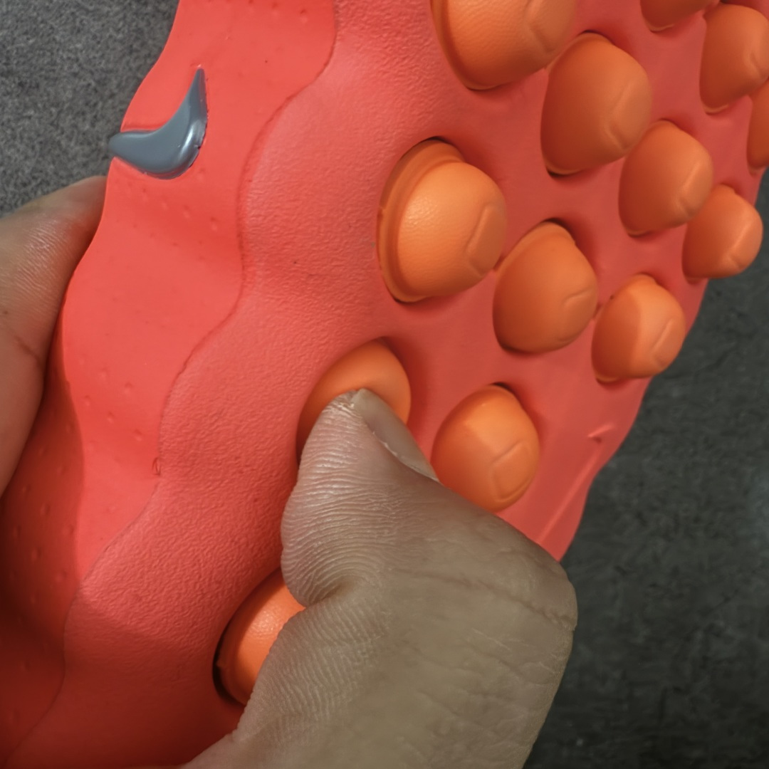 图片[8]-【W1纯原】NK Mind 001 Sail 黑科技足底按摩舒适贴合训练鞋 红色HQ4307-003 顶级版本 正确细节 1：1标配组合底 MD软底 渐变雾面大底 超高清洁度 按摩功能效果同步原版 区别市场通货 Mind 001 从神经科学中汲取灵感，打造出一款不仅外观独特，更能为穿着者带来别样感知体验的球鞋，此次新作将继续延续此核心方向。历时十年打磨的 Mind 系列，承载着 Nike 对未来鞋款的愿景呈现。系列中的每双鞋，外底均由 22 个独立泡沫结节构成，旨在模拟赤足般的体验。这些结节N通过与足底感官感受器的相互作用，从而促进人体的自然步态。 尺码：36-47.5=36 37.5 38.5 40 41 42.5 44 45 46 47.5 48和官网一样偏小一码-选品中心