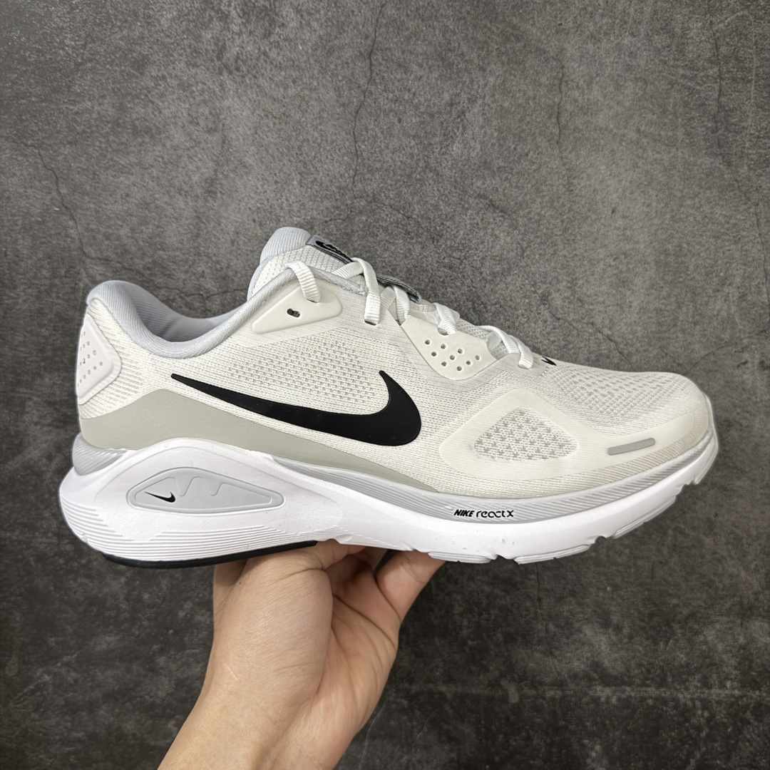 【XE纯原】Nike Air Zoom Structure 26 登月26代超级飞马系列马拉松跑步鞋 HJ1102-100 平台专供 充正品质 之前未流通市场版本 内里嵌入定型海绵 中底搭载前Zoom+全掌React配置 全部原鞋开发打造 所有细节全部同步原版 全新一代拥有 Zoom Air 一如既往的稳定感和流畅感 鞋面采用工程网眼设计 为特定高热区域营造出色透气性 进一步增加鞋面的穿孔数量 让足部能够快速散热 中足搭配 Flywire 飞线 在高速运动时营造舒适稳定的贴合感 内置Zoon气垫加持 动力十足! 尺码: 39 40 40.5 41 42 42.5 43 44 44.5 45 46-选品中心
