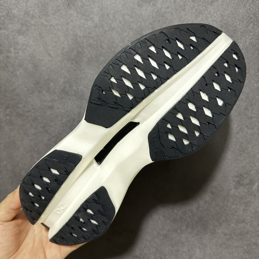 图片[9]-【PZ纯原】On昂跑 Cloudboom Max 系列舒适时尚透气支撑马拉松跑步鞋 纯原版本 做工版型材质非常到位 升级原楦原纸版开发版型 采用半透明轻量化纱网热熔面料材质 搭载双层Helion™泡棉中底 外置耐磨防滑橡胶底片❗️ 采用人体工程超薄透气网织布鞋面材质 搭镂空CloudTec®️科技泡棉缓震(4.5cm厘米)加厚中底 外置耐磨防滑橡胶底片 好看好穿 尺码：​36-45 无半码 ​-选品中心