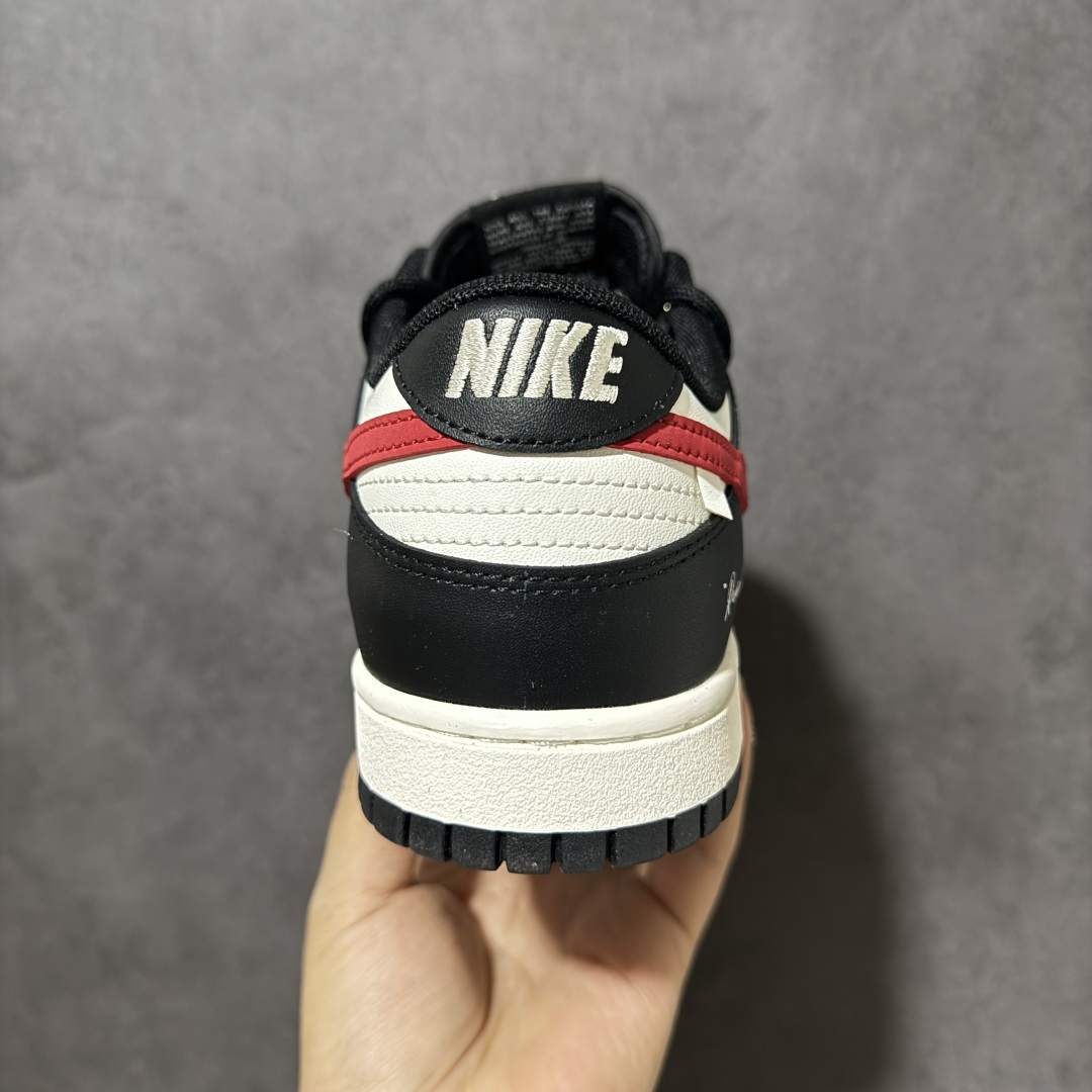 图片[4]-【公司级】NIKE DUNK SB LOW 全新配色 SB顾名思义，具有经典的Dunk血缘，又注入了更多的时尚元素。相较于普通的Dunk滑板鞋，改良版的Dunk SB加厚了鞋舌的填充，使舒适性大大提升，同时也更方便穿脱；中底部分则加入了脚感柔软舒适Zoom Air气垫，有效吸收滑板等极限运动在落地时带来的冲击力，为街头运动者们提供更好的保护 货号：BR0620-121 尺码：40 40.5 41 42 42.5 43 44 44.5 45 46-选品中心