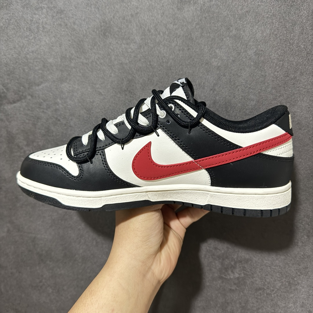 图片[2]-【公司级】NIKE DUNK SB LOW 全新配色 SB顾名思义，具有经典的Dunk血缘，又注入了更多的时尚元素。相较于普通的Dunk滑板鞋，改良版的Dunk SB加厚了鞋舌的填充，使舒适性大大提升，同时也更方便穿脱；中底部分则加入了脚感柔软舒适Zoom Air气垫，有效吸收滑板等极限运动在落地时带来的冲击力，为街头运动者们提供更好的保护 货号：BR0620-121 尺码：40 40.5 41 42 42.5 43 44 44.5 45 46-选品中心