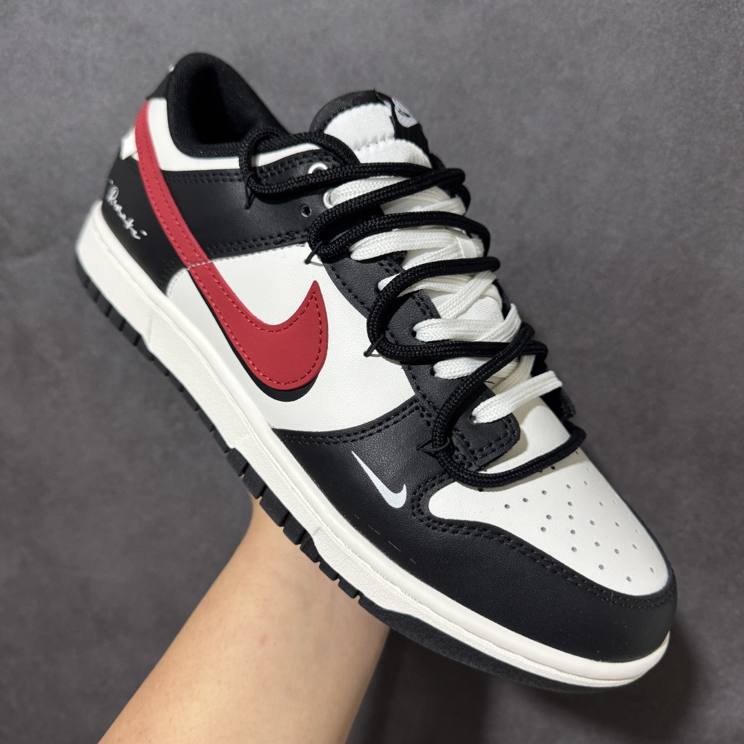 图片[3]-【公司级】NIKE DUNK SB LOW 全新配色 SB顾名思义，具有经典的Dunk血缘，又注入了更多的时尚元素。相较于普通的Dunk滑板鞋，改良版的Dunk SB加厚了鞋舌的填充，使舒适性大大提升，同时也更方便穿脱；中底部分则加入了脚感柔软舒适Zoom Air气垫，有效吸收滑板等极限运动在落地时带来的冲击力，为街头运动者们提供更好的保护 货号：BR0620-121 尺码：40 40.5 41 42 42.5 43 44 44.5 45 46-选品中心