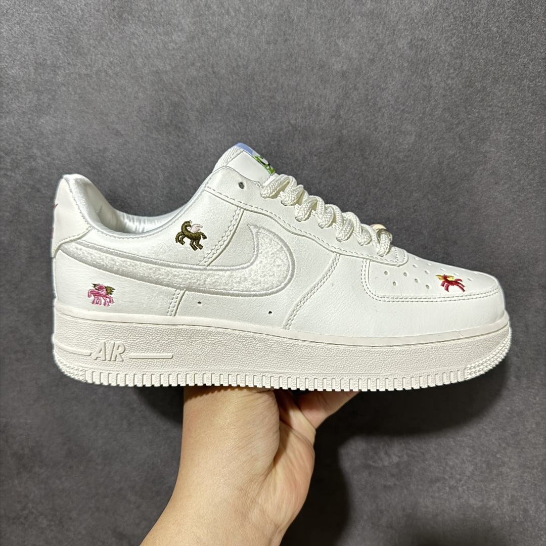 特价【定制版】NIKE AIR FORCE 1‘07 空军马年限定 原楦头原纸板 打造纯正低帮空军版型 货号:FV5948-104 尺码:36 36.5 37.5 38 38.5 39 40 40.5 41 42 42.5 43 44 45-选品中心
