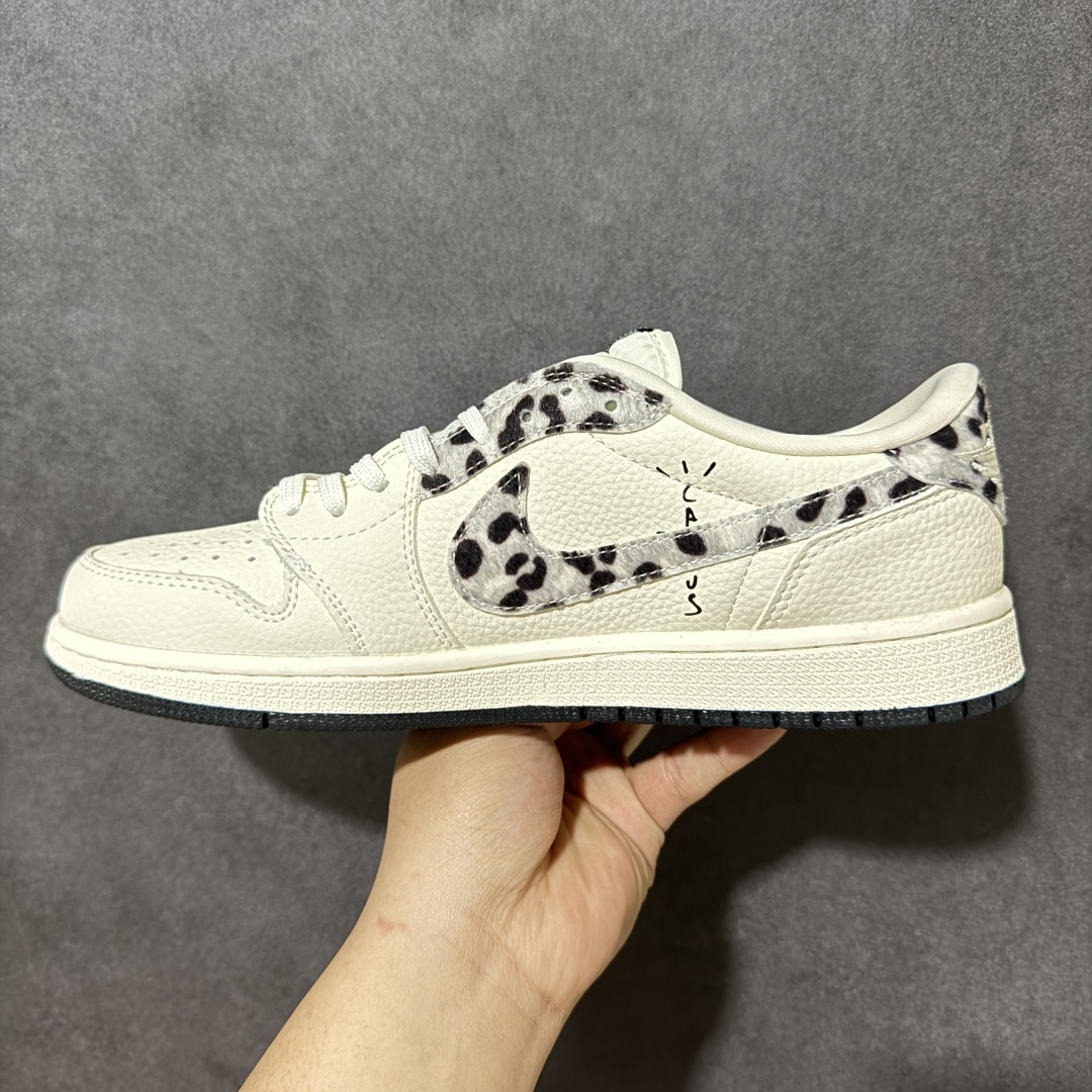 图片[2]-【定制版】Nike Air Jordan 1 Low（斯图西联名） 乔丹倒勾 爆款高端定制 米白荔枝纹碰撞灰色豹纹，Stussy手写Logo铺满鞋身，金属吊牌点睛挂着街头魂。美式复古与亚文化的碰撞，每一步都是潮流宣言。定制鞋盒 超高清洁度 细节完美 货号：XJ0979-001 尺码：36 36.5 37.5 38 38.5 39 40 40.5 41 42 42.5 43 44 44.5 45-选品中心