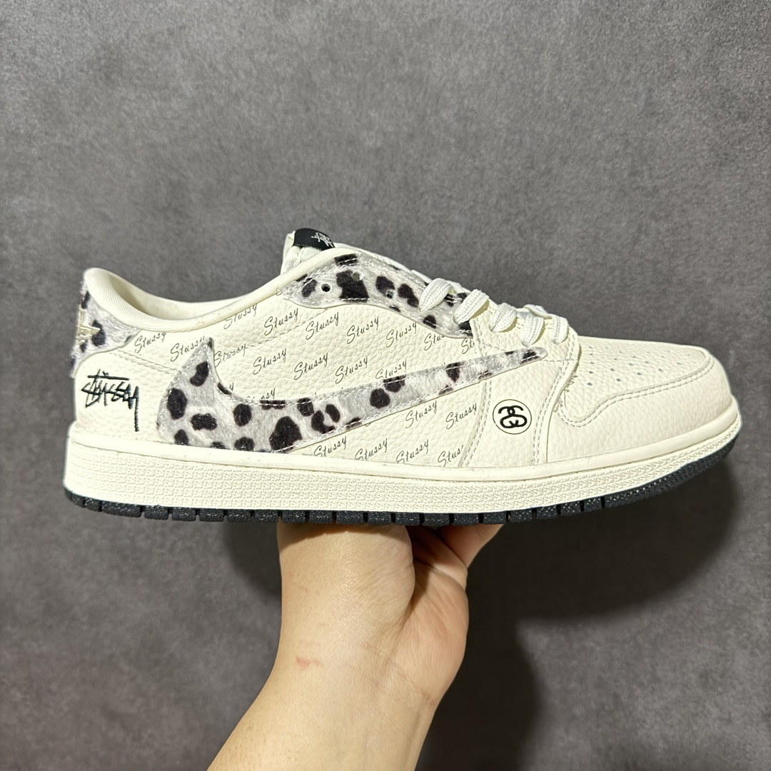 【定制版】Nike Air Jordan 1 Low（斯图西联名） 乔丹倒勾 爆款高端定制 米白荔枝纹碰撞灰色豹纹，Stussy手写Logo铺满鞋身，金属吊牌点睛挂着街头魂。美式复古与亚文化的碰撞，每一步都是潮流宣言。定制鞋盒 超高清洁度 细节完美 货号：XJ0979-001 尺码：36 36.5 37.5 38 38.5 39 40 40.5 41 42 42.5 43 44 44.5 45-选品中心