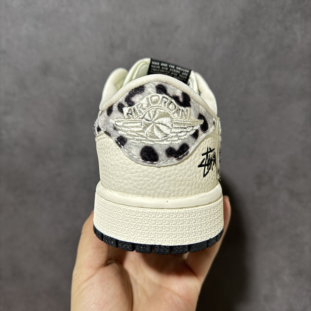图片[4]-【定制版】Nike Air Jordan 1 Low（斯图西联名） 乔丹倒勾 爆款高端定制 米白荔枝纹碰撞灰色豹纹，Stussy手写Logo铺满鞋身，金属吊牌点睛挂着街头魂。美式复古与亚文化的碰撞，每一步都是潮流宣言。定制鞋盒 超高清洁度 细节完美 货号：XJ0979-001 尺码：36 36.5 37.5 38 38.5 39 40 40.5 41 42 42.5 43 44 44.5 45-选品中心
